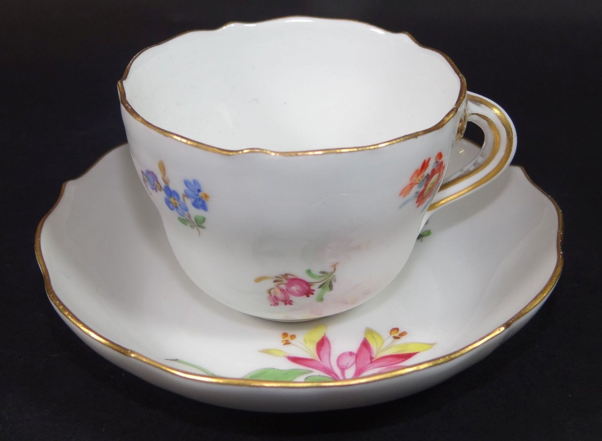 Mocca-Tasse mit U.T, "Meissen" Streublümchen, Schwerter durchschliffe - Bild 2 aus 3