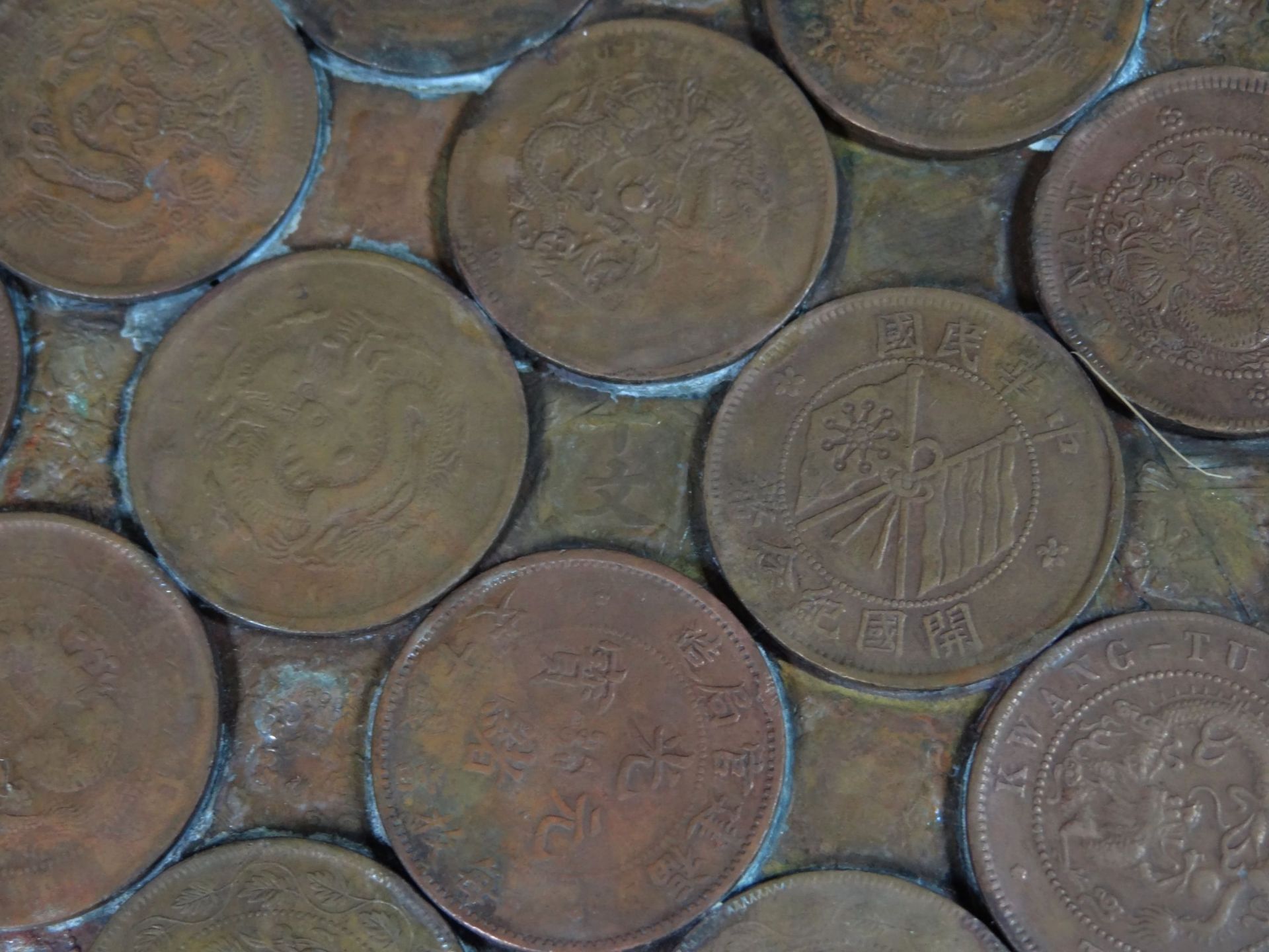 grosse Schale aus ca. 700 chinesischen Münzen um 1905, z.B. TAI-CHING TI-KUO Kupfer Münze 10 CASH - Bild 10 aus 10