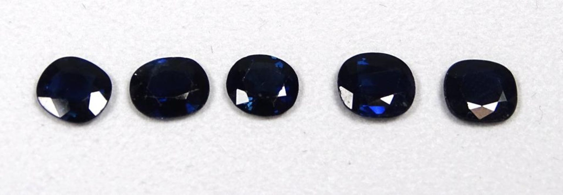 Saphir Konvolut, 5 Saphire, zus. 3,5 ct, im Antikschliff fac., in einem dunklen Blau von guter - Bild 2 aus 3