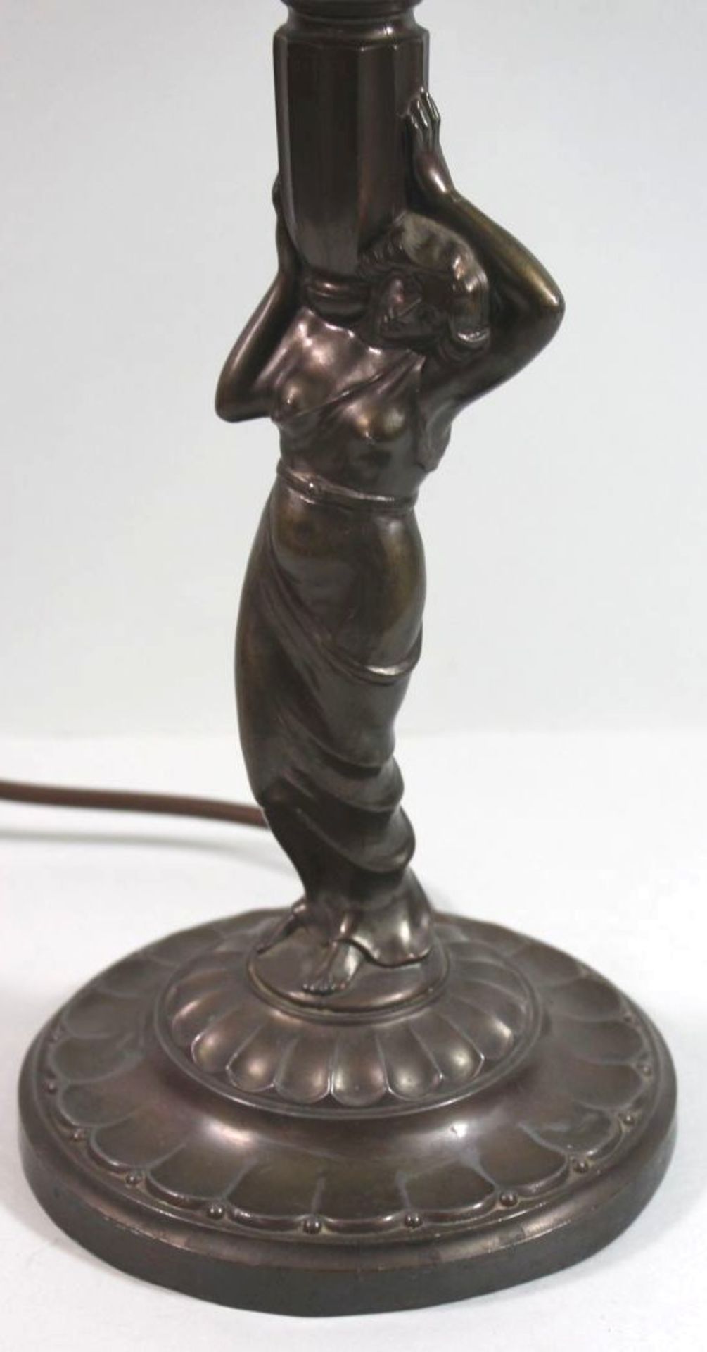 Tischlampe mit figürl. Stand, Glasschirm, H-53cm. - Bild 2 aus 2