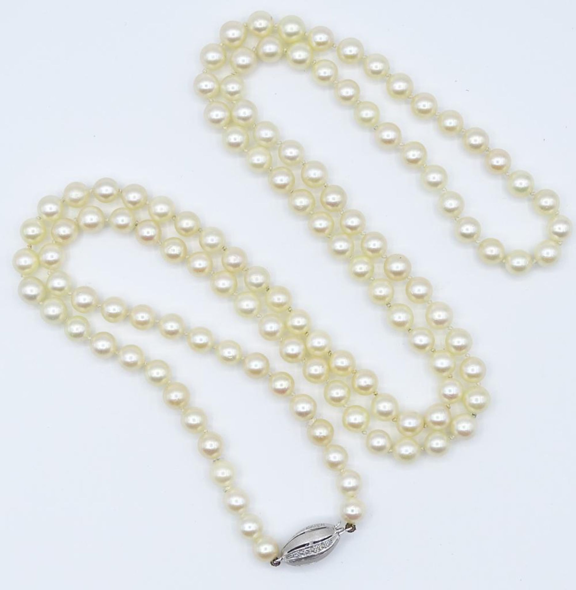 Akoya Perlen Halskette mit einer 585er WG Schließe besetzt mit Brillanten,L- 84cm