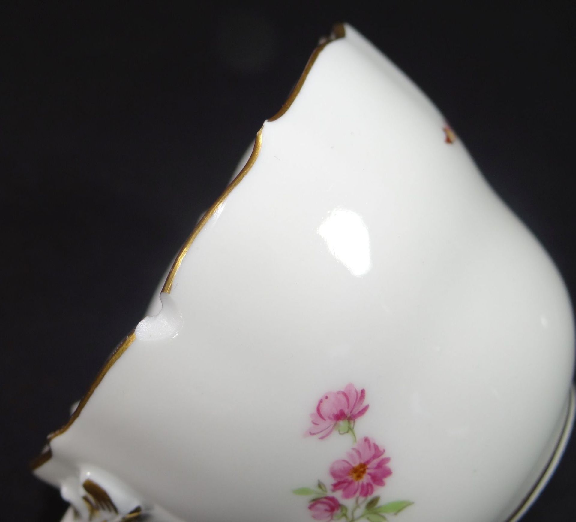 Mocca-Tasse mit U.T, "Meissen" bunte Blumen, Tassenrand mit Chip, - Bild 3 aus 5