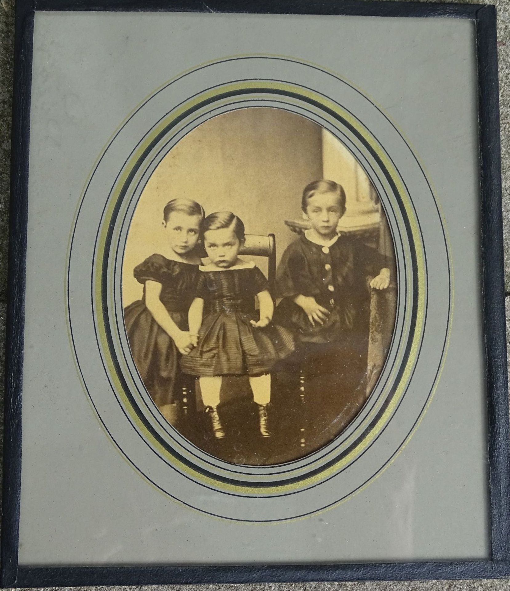 wohl alte Daguerrotypie? in Glasrahmen, 3 Kleinkinder, 15x12,5 cm
