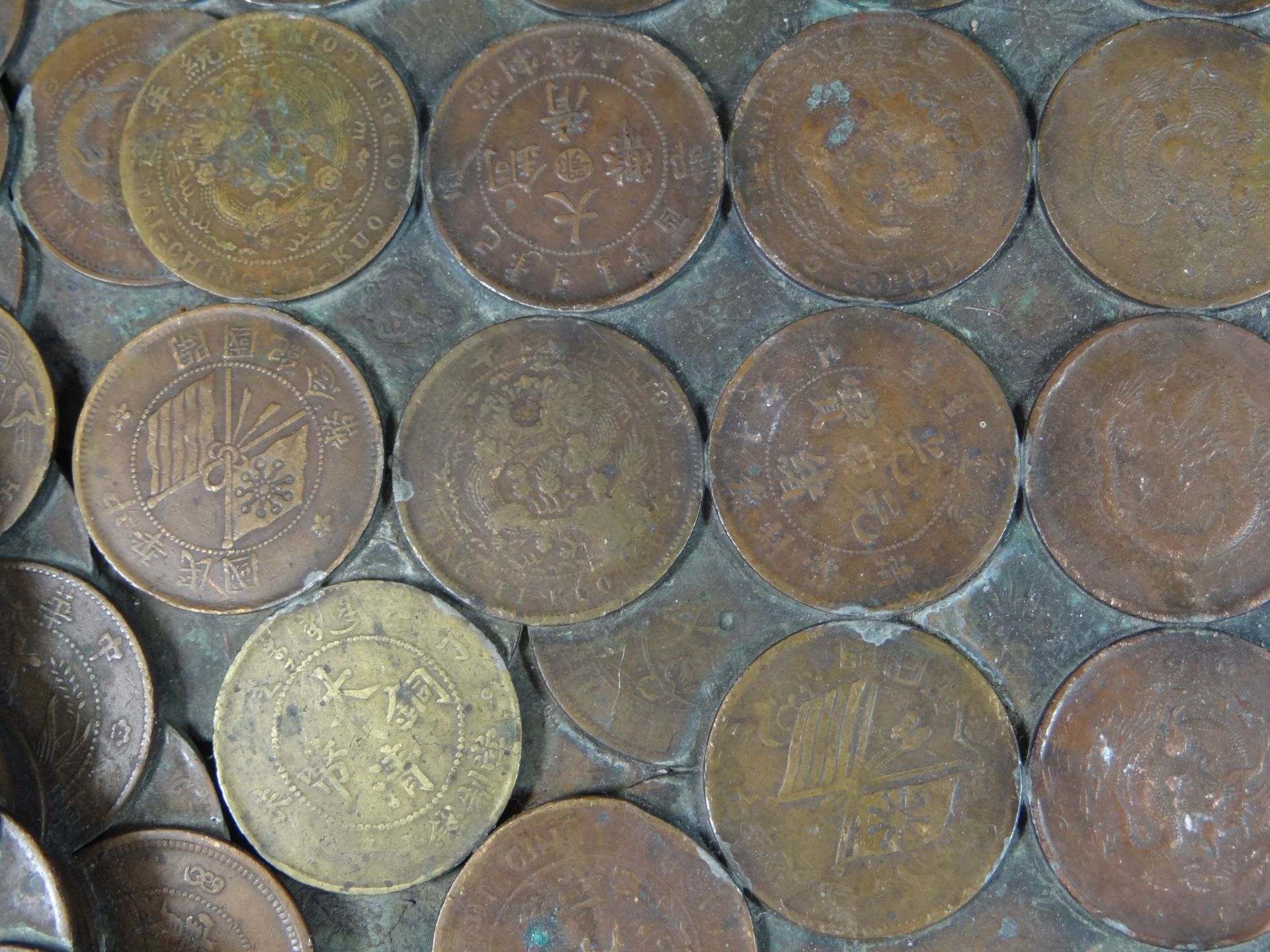 grosse Schale aus ca. 700 chinesischen Münzen um 1905, z.B. TAI-CHING TI-KUO Kupfer Münze 10 CASH - Bild 5 aus 10