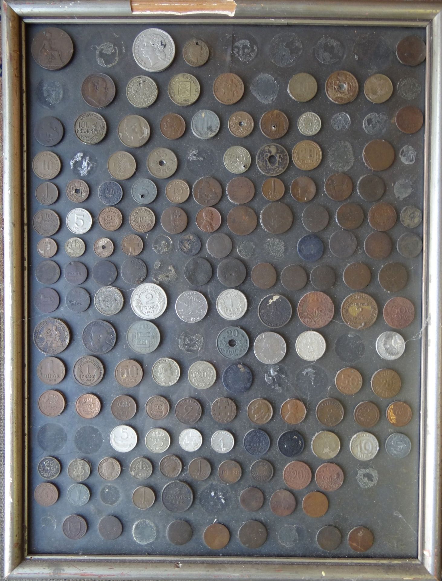 über 100 Kleinmünzen, eingeklebt und gerahmt, wohl alle We