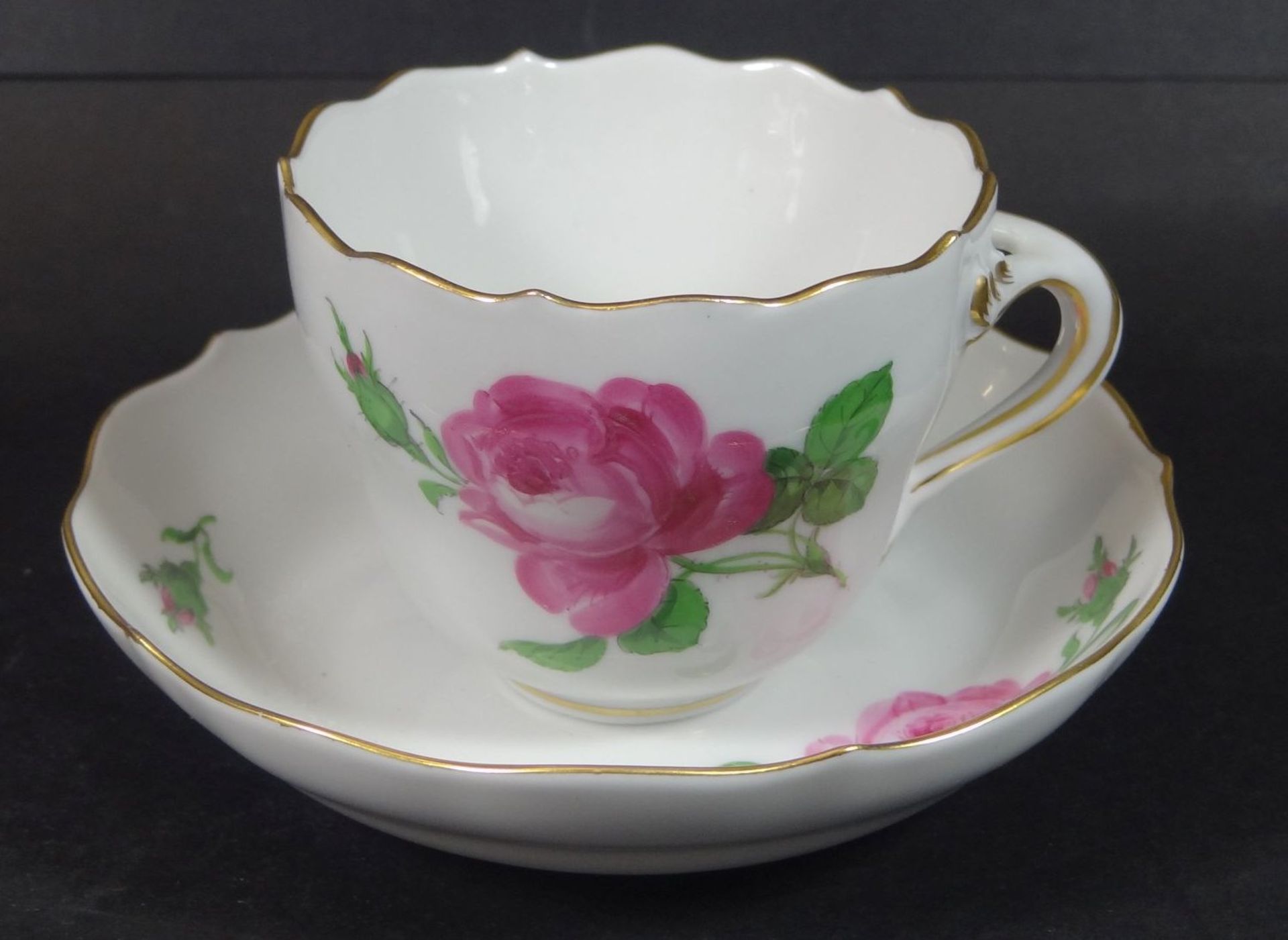 Mocca-Tasse mit U.T, "Meissen" rote Rose, Schwertermarke