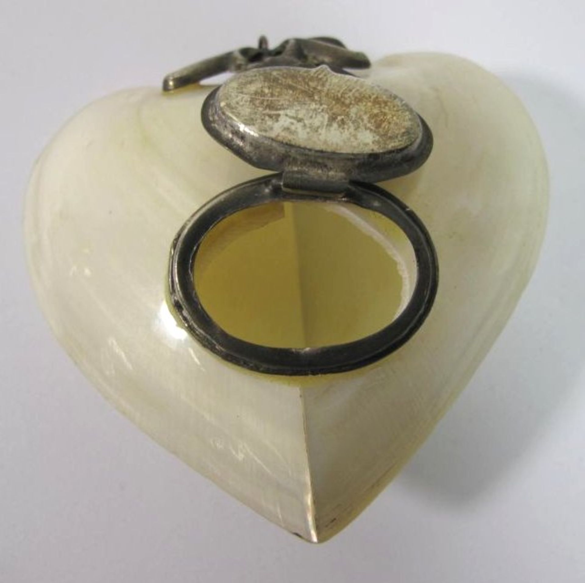 Zierdose, gefertigt aus Muschel, älter, versilberte Monturen, Herzform, B-6cm. - Bild 4 aus 4