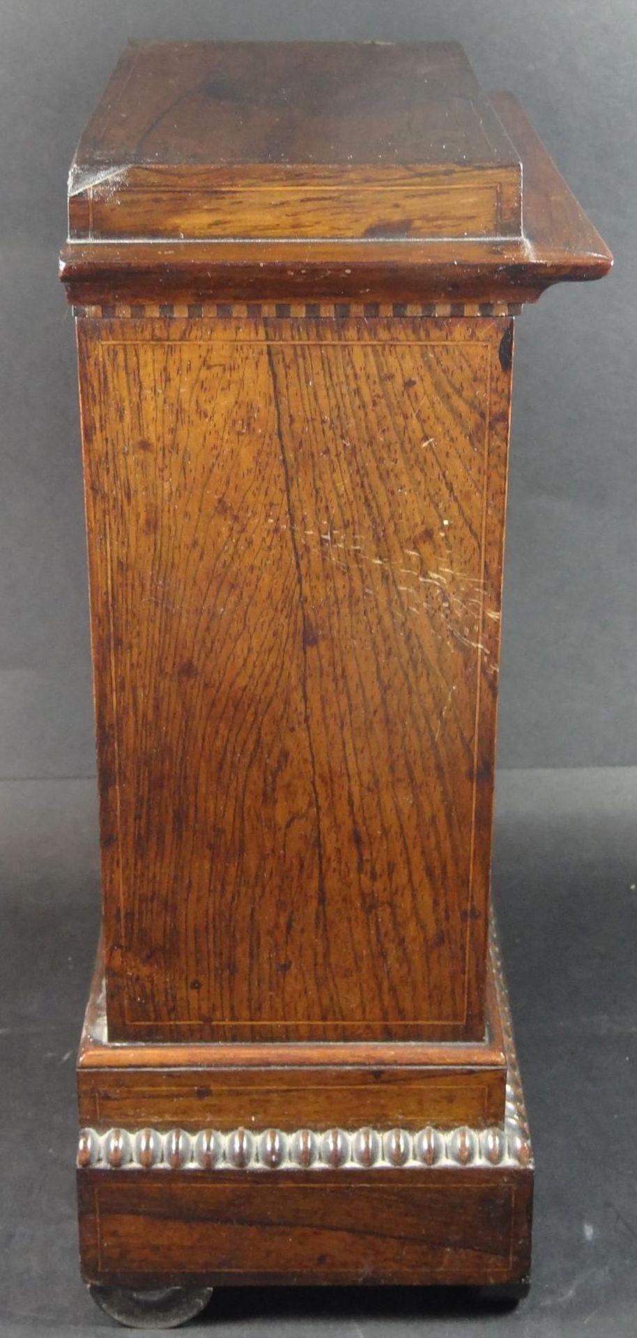 Kaminuhr in Holzgehäuse, Pendel anbei, Werk läuft, Holzplatte rückseitig fehlt, H-32 cm, 12x23 - Bild 5 aus 7