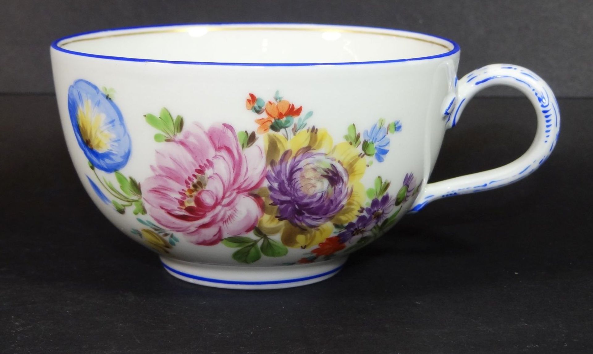 einzelne Teetasse, "Meissen" Blumenmalerei, blauer Rand, 1.Wahl