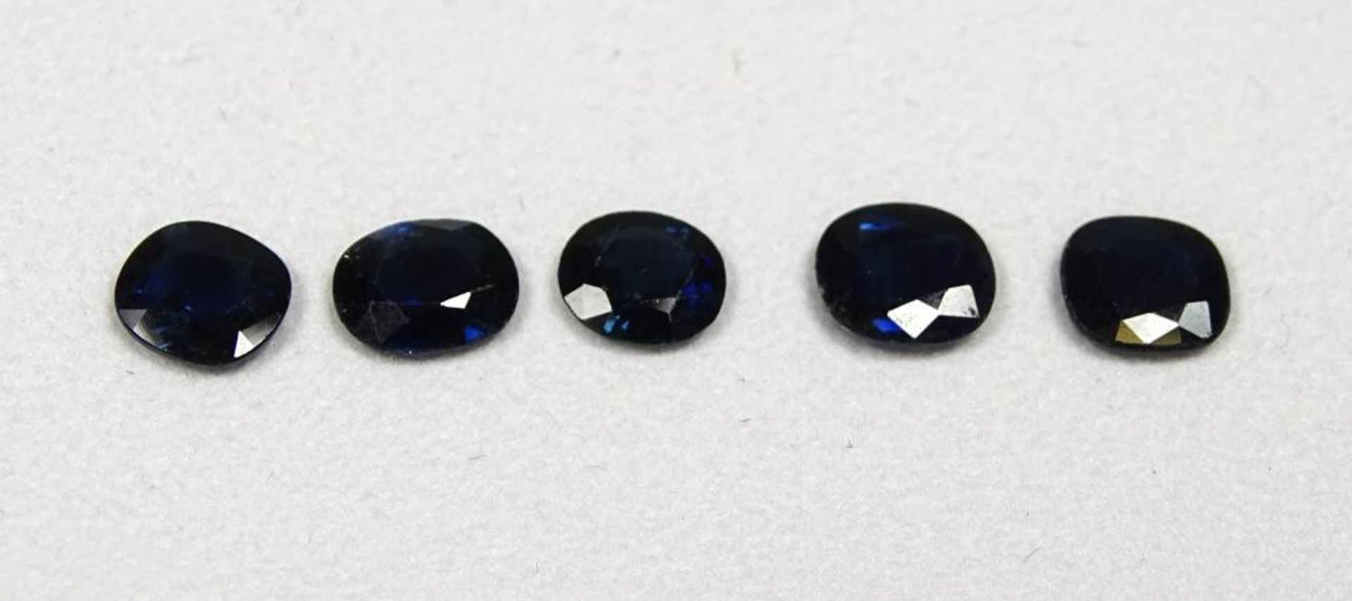 Saphir Konvolut, 5 Saphire, zus. 3,5 ct, im Antikschliff fac., in einem dunklen Blau von guter - Bild 3 aus 3