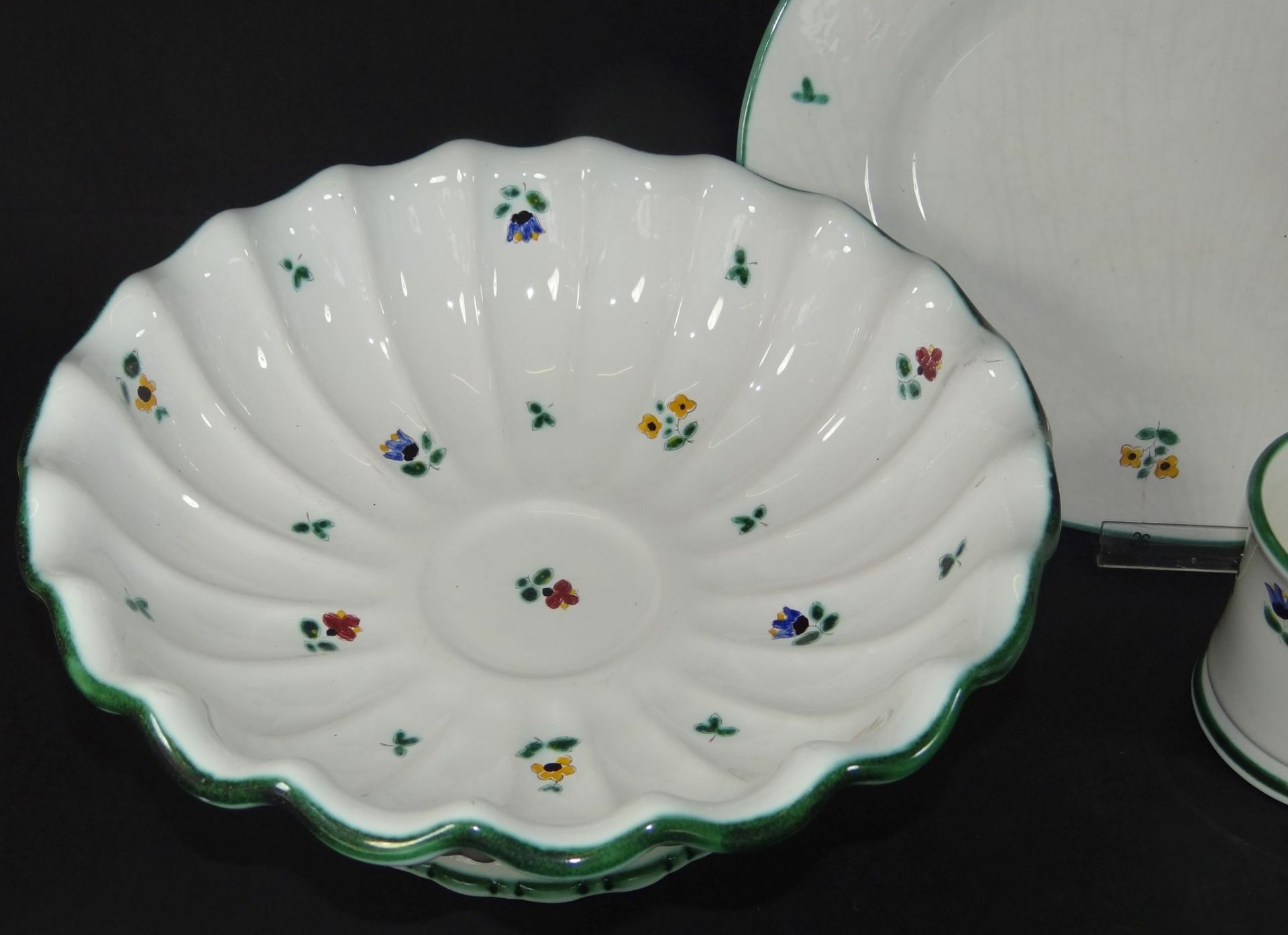 4 Teile Gmundner Keramik, Blümchendekor, H-20 cm, D-26 cm, ovale Platte mit Abplatze - Bild 2 aus 6