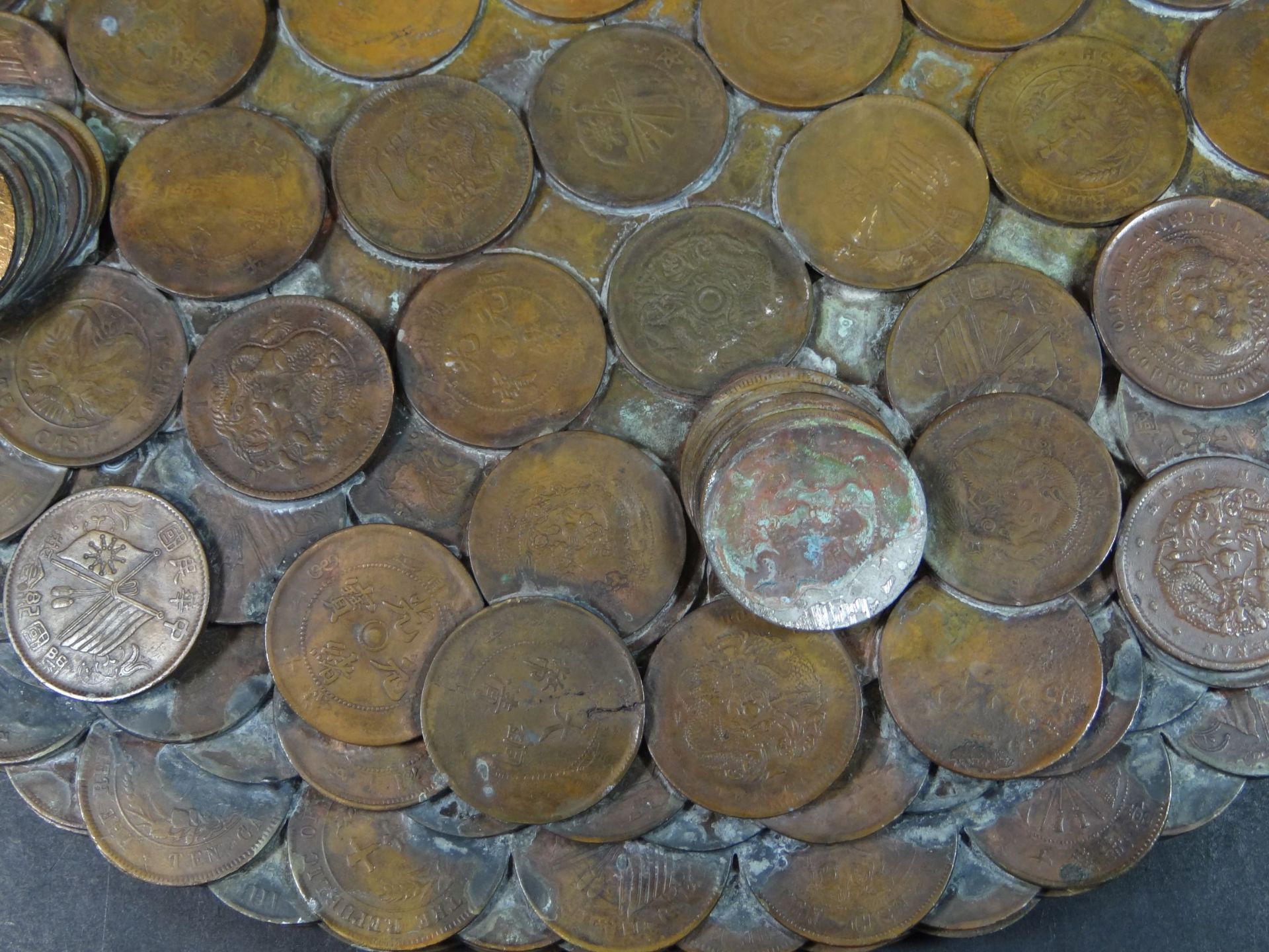 grosse Schale aus ca. 700 chinesischen Münzen um 1905, z.B. TAI-CHING TI-KUO Kupfer Münze 10 CASH - Bild 7 aus 10