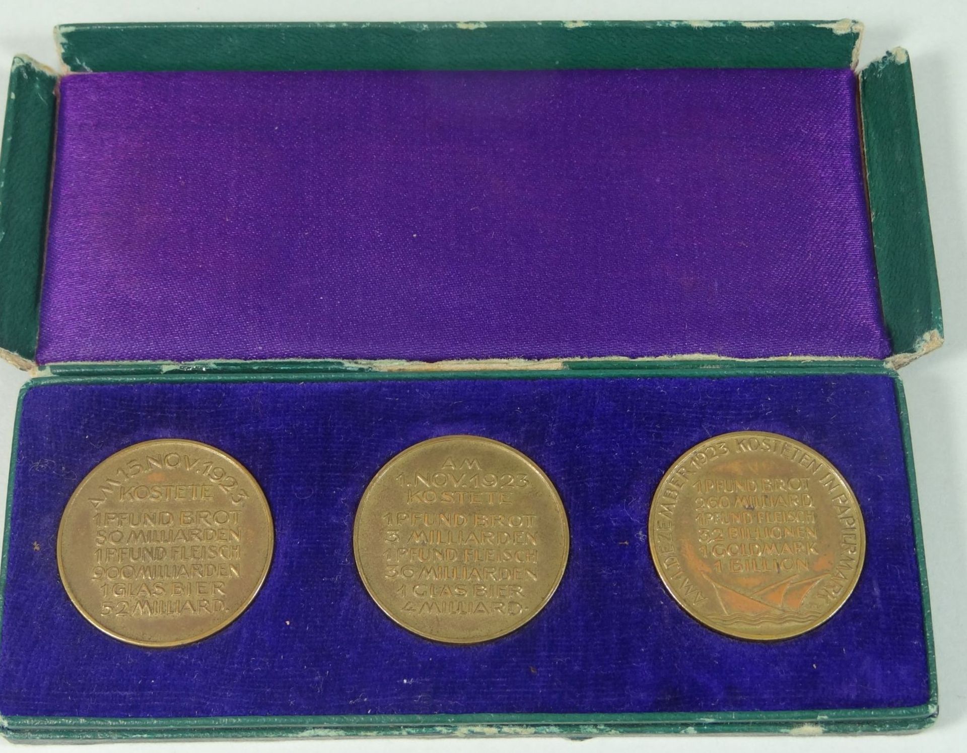 3x Medaillen "Des deutschen Volkes Leidensweg" Inflation 1923, in beschädigter Schachte - Bild 3 aus 7