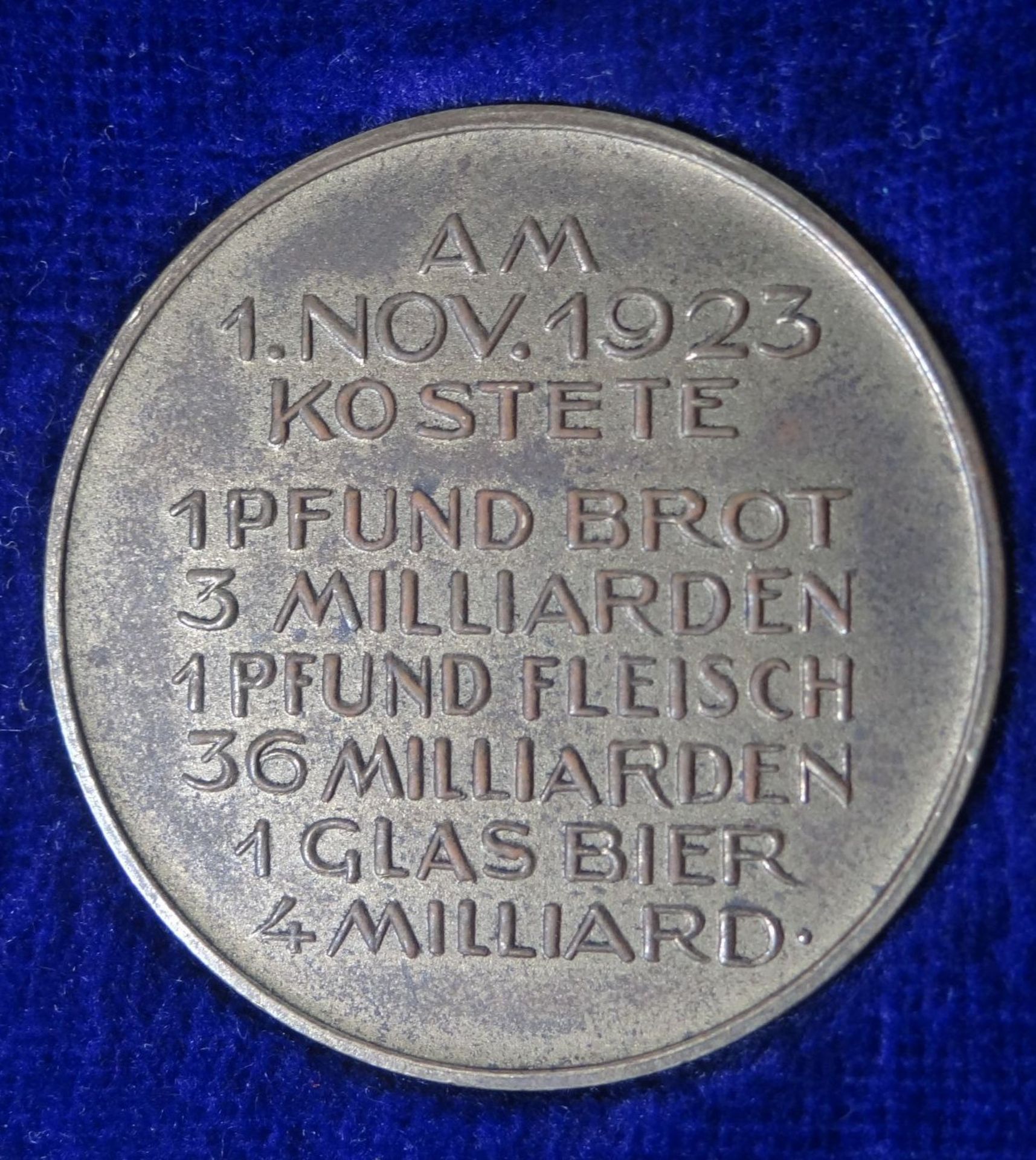 3x Medaillen "Des deutschen Volkes Leidensweg" Inflation 1923, in beschädigter Schachte - Bild 5 aus 7