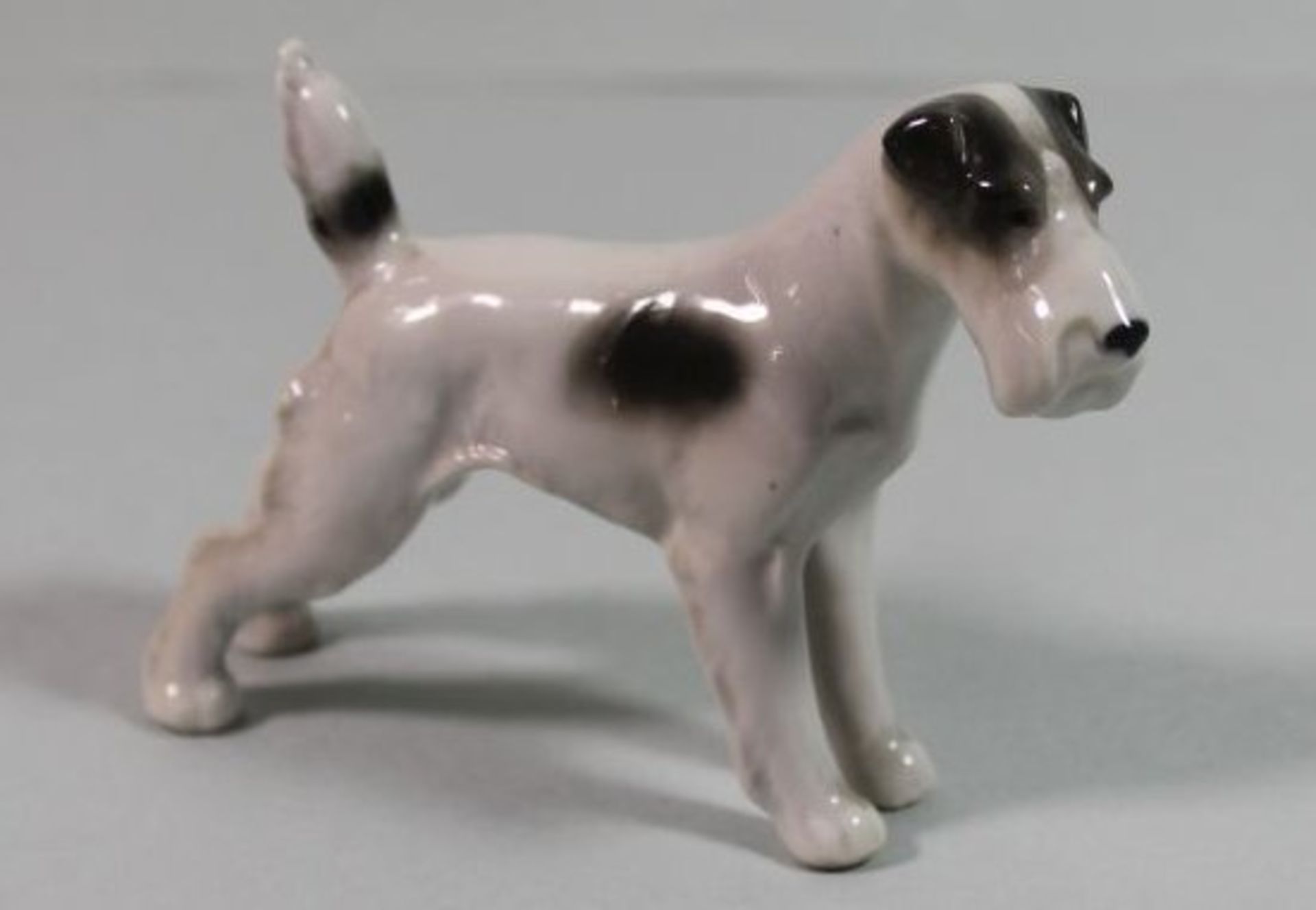 Schnauzer, Metzler u. Orloff, Unterglasurfarben, H-7cm L-10,5cm.