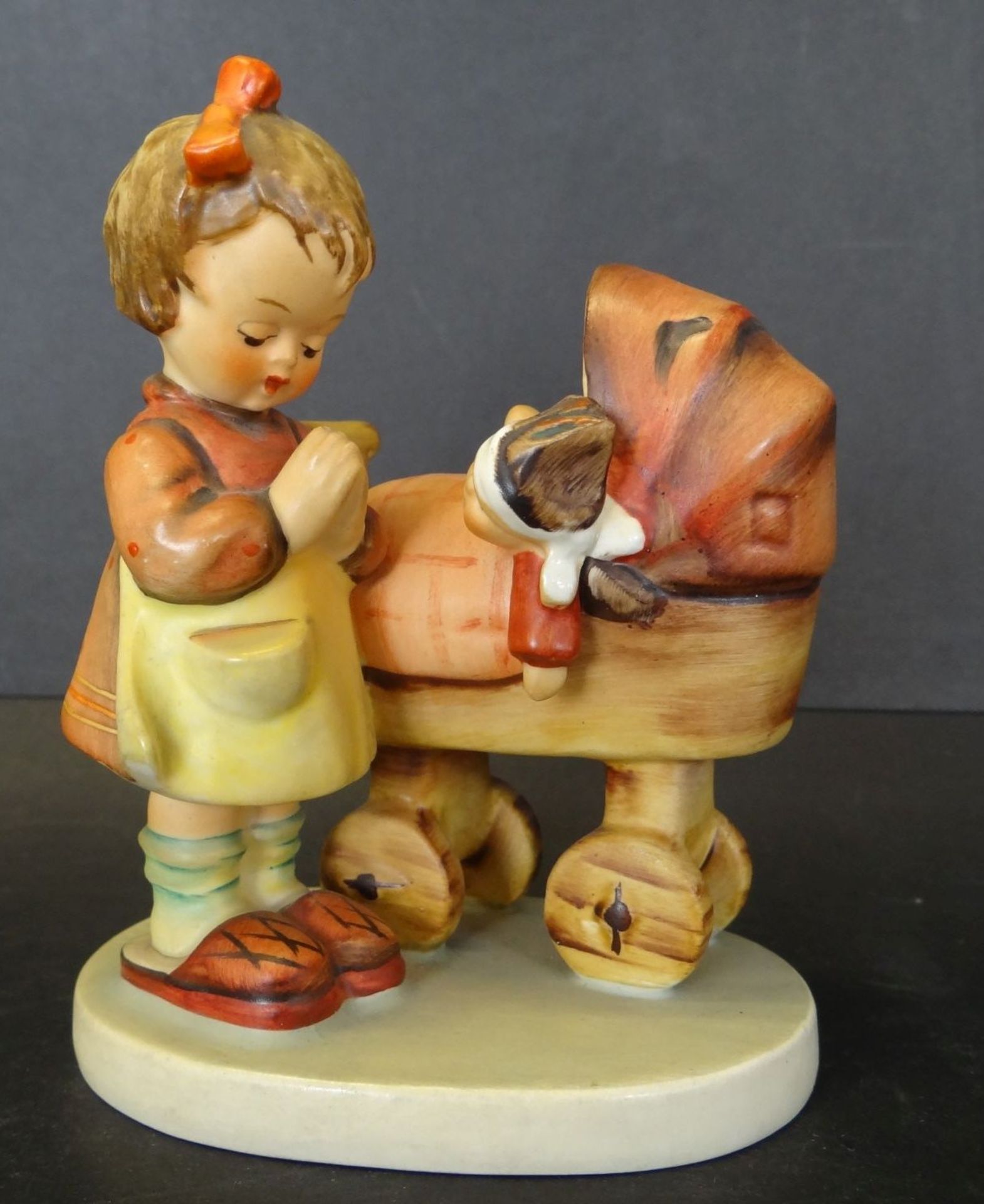 Hummel-Figur, Mädchen mit Puppenwagen, H-11 cm, L-9 c