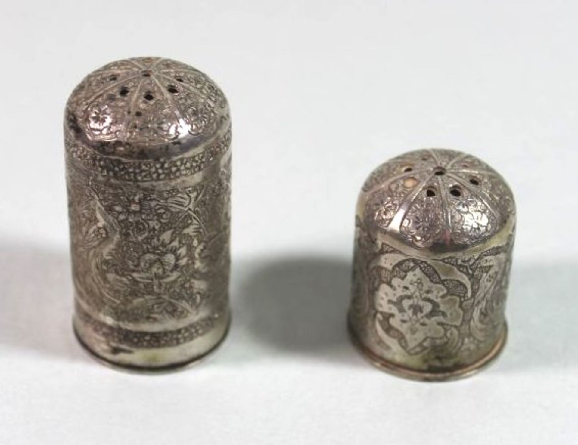 Streuerpaar, orientalisch, Silber, aufwendig ziseliert, arab. gepunzt, zus. 67gr, ca. H-5cm.