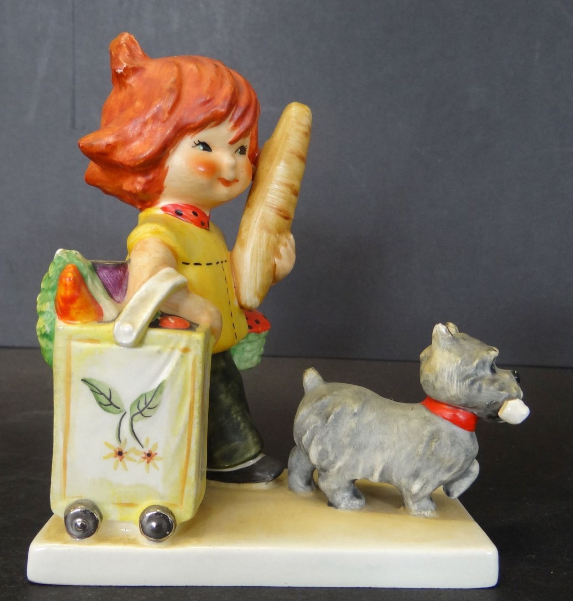 Hummel Figur "The shopper" 1967, gut erhalten, H-11 cm, L-9 cm