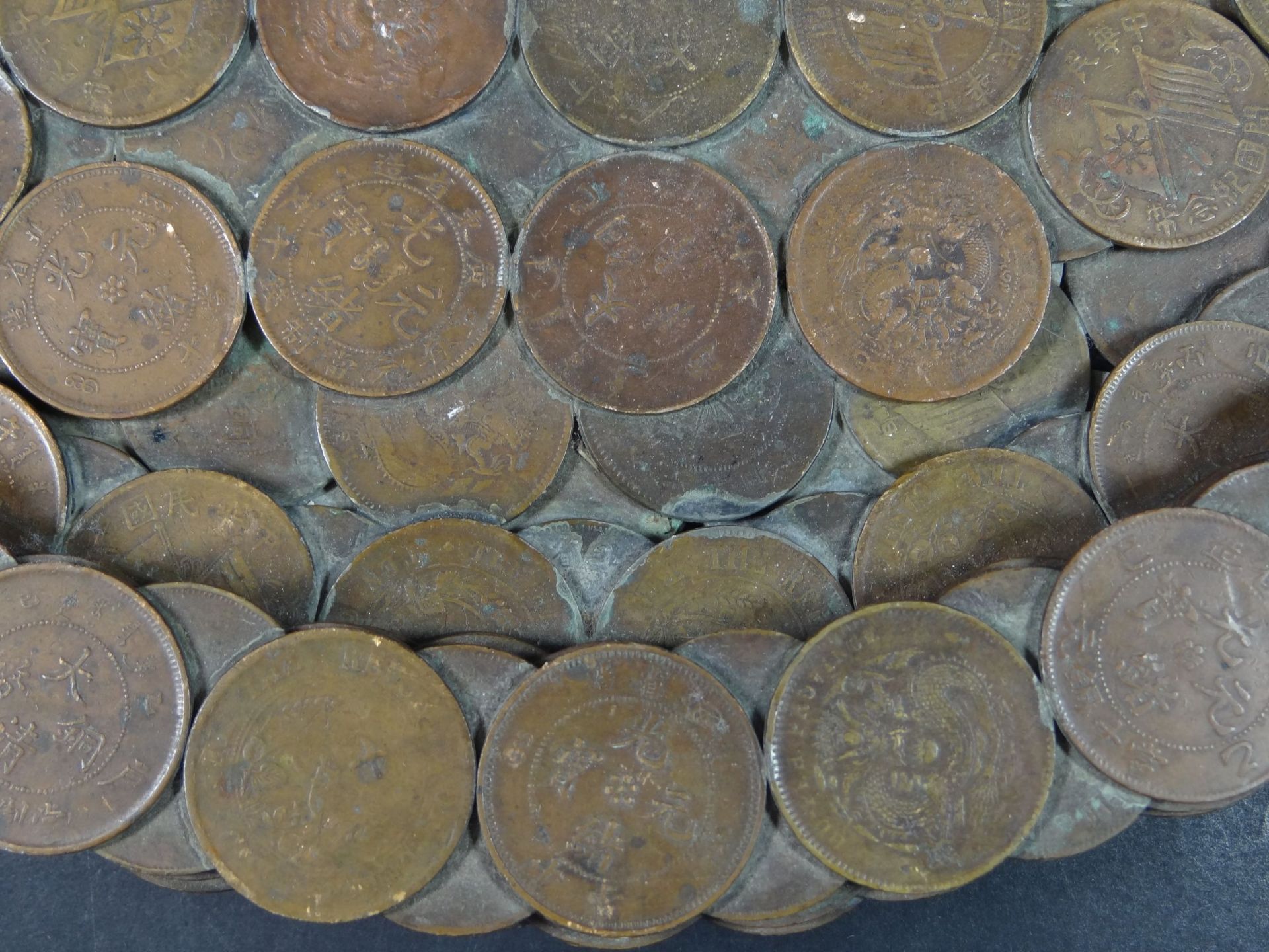 grosse Schale aus ca. 700 chinesischen Münzen um 1905, z.B. TAI-CHING TI-KUO Kupfer Münze 10 CASH - Bild 4 aus 10