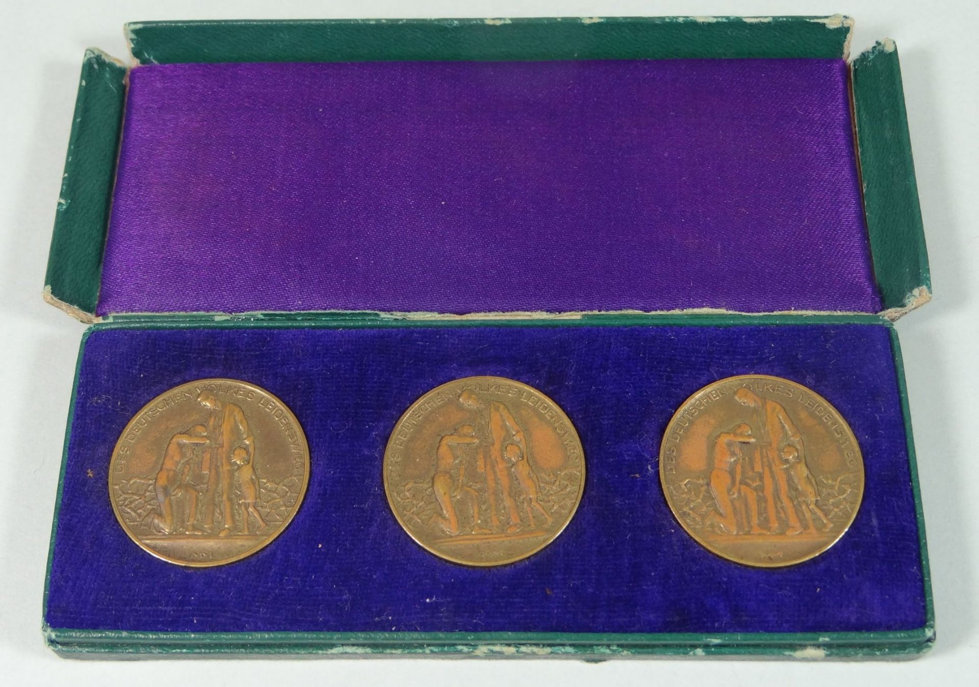 3x Medaillen "Des deutschen Volkes Leidensweg" Inflation 1923, in beschädigter Schachte