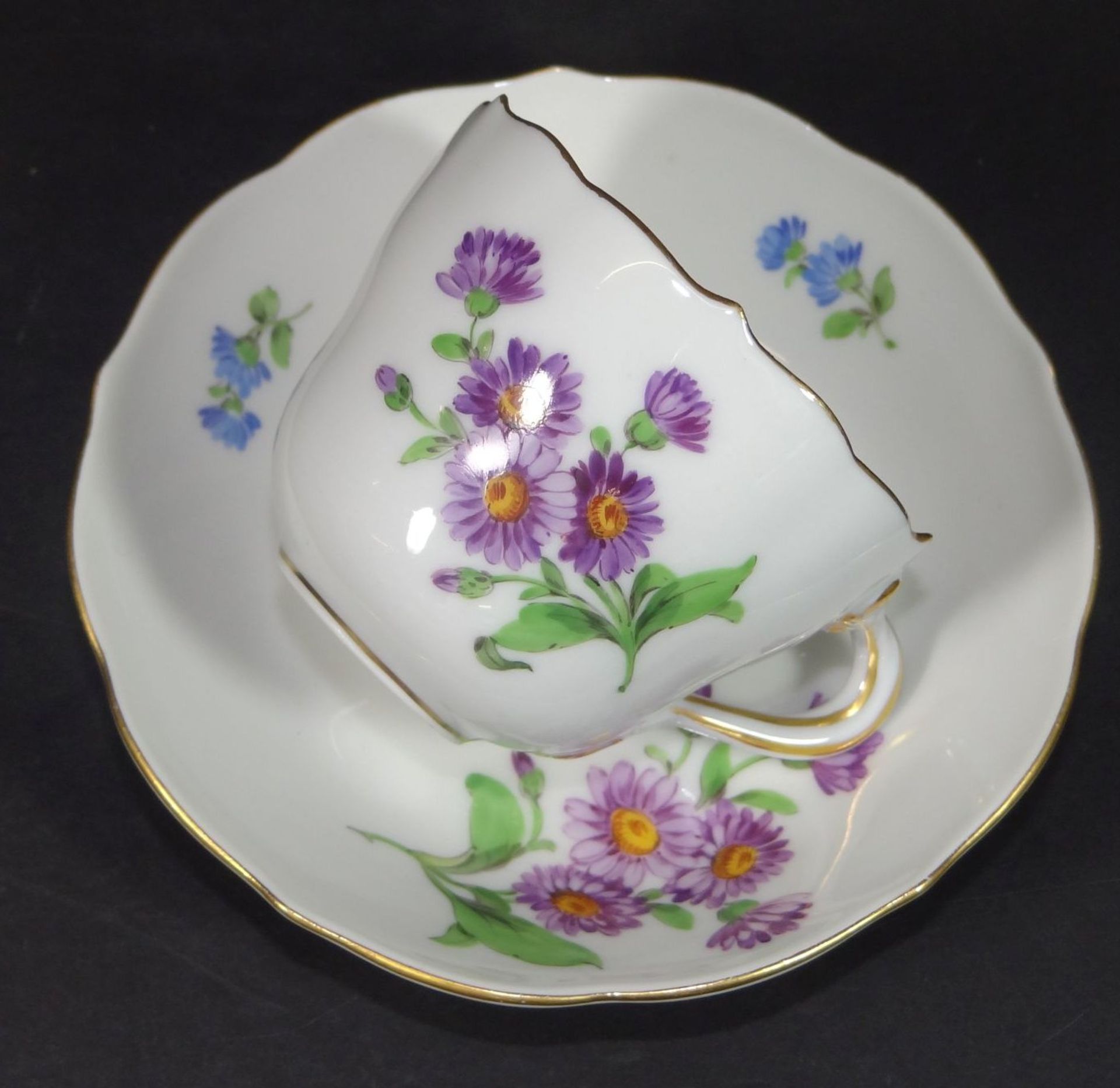 Mocca-Tasse mit U.T, "Meissen" Feldblumen, Schwertermarke durchschliffen - Bild 2 aus 4