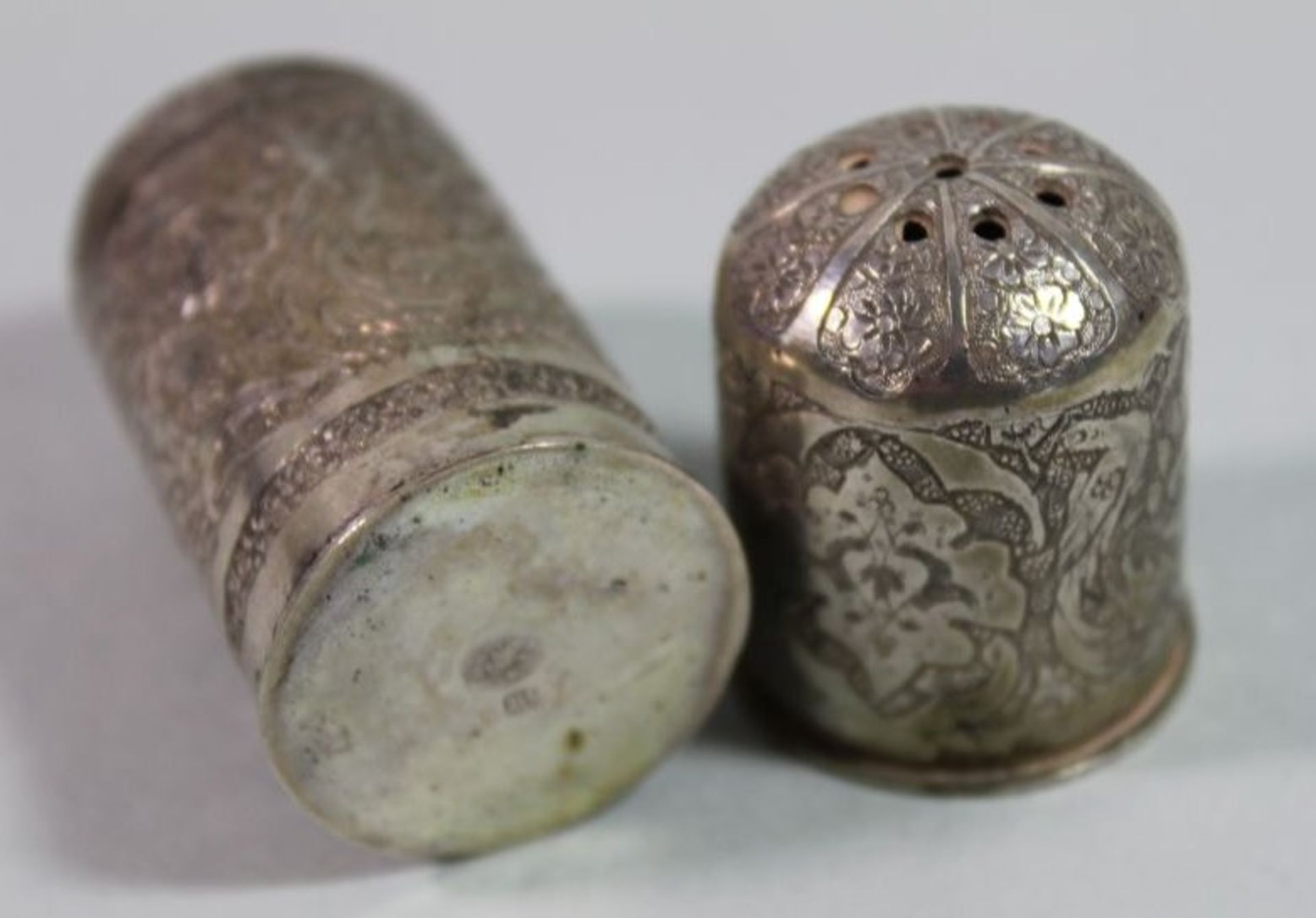 Streuerpaar, orientalisch, Silber, aufwendig ziseliert, arab. gepunzt, zus. 67gr, ca. H-5cm. - Bild 2 aus 2