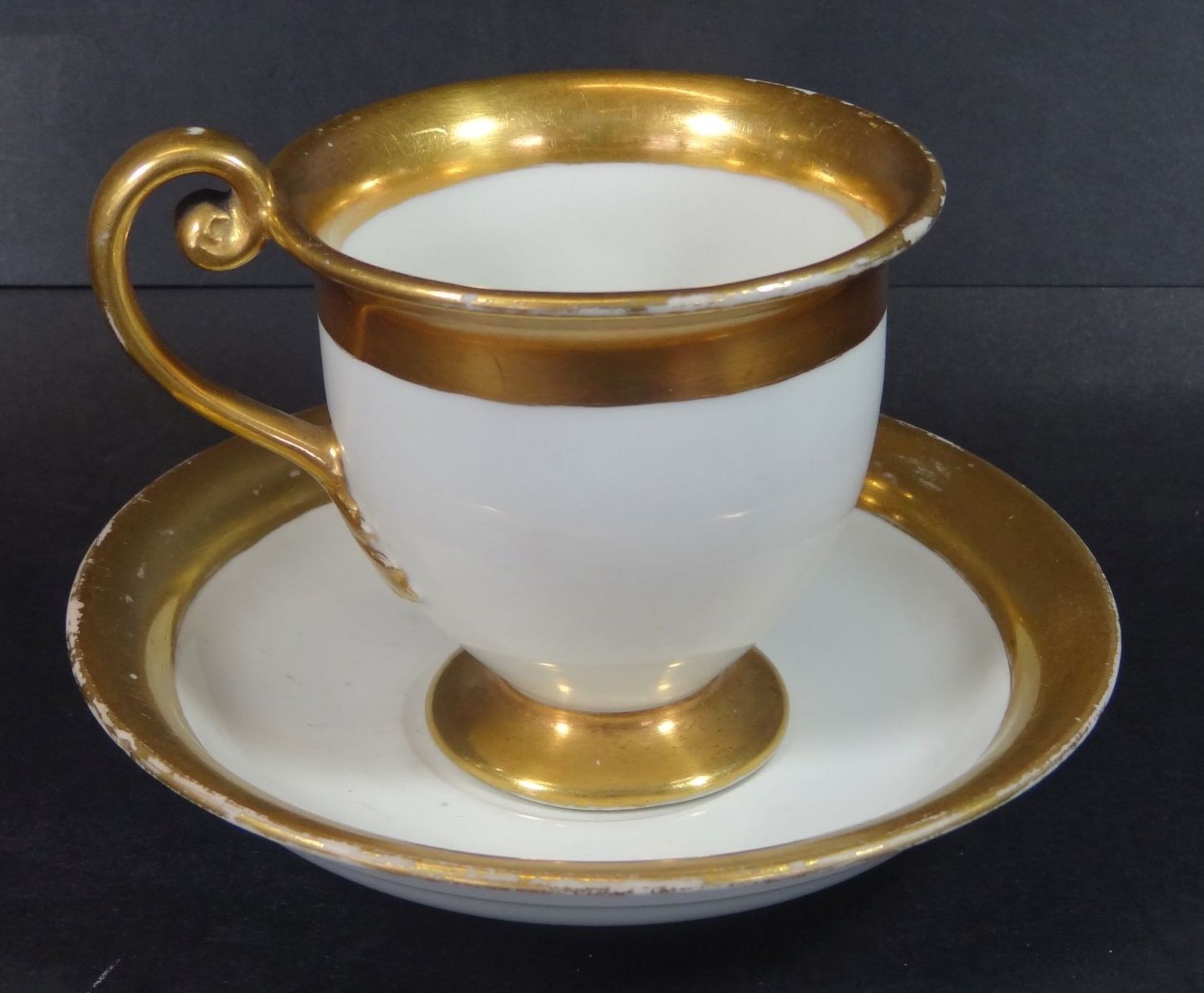 Tasse mit U.T., "Fürstenberg" um 1820, Goldstaffage, Tassenstand Unterseite Abplatze