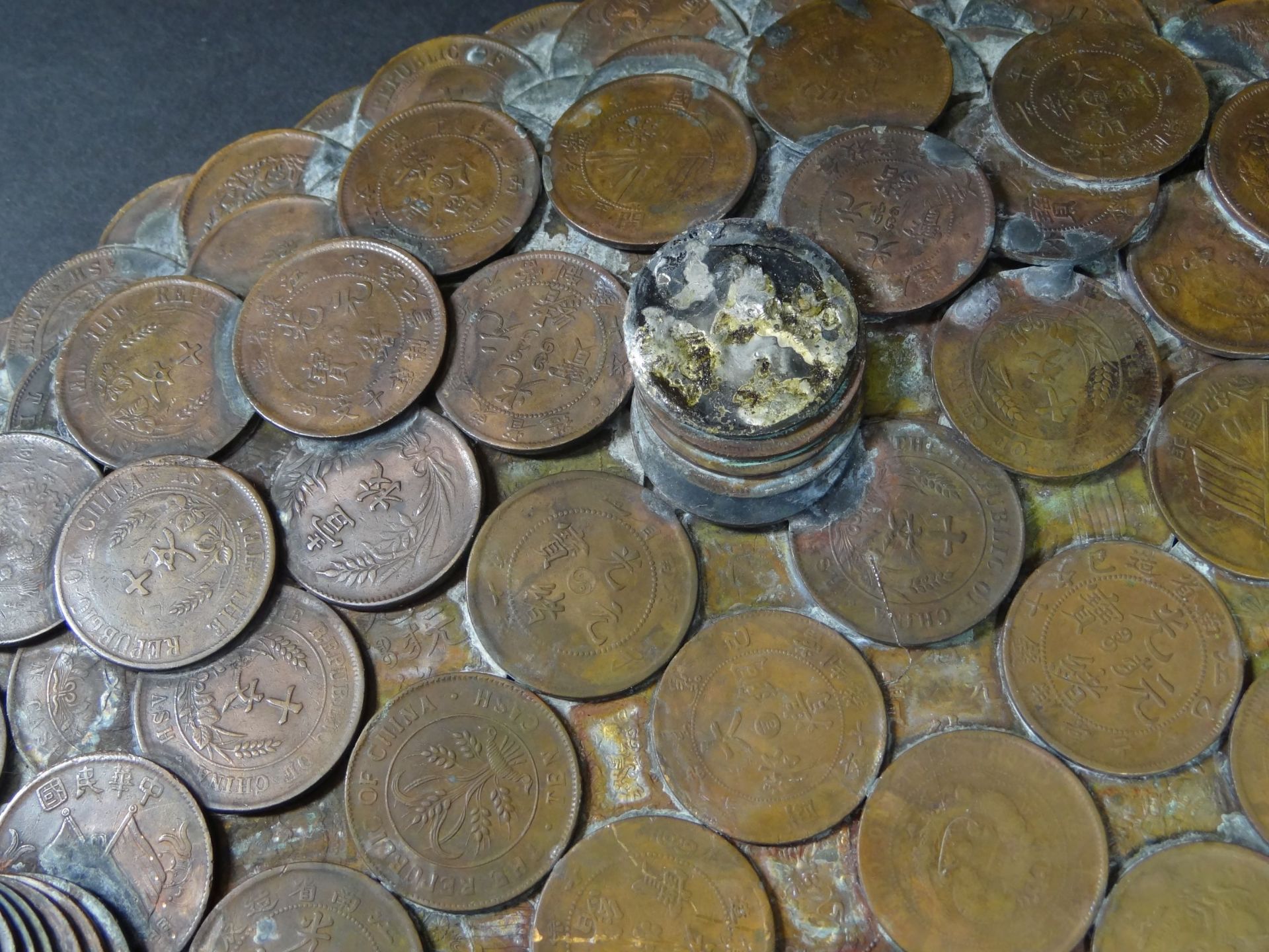 grosse Schale aus ca. 700 chinesischen Münzen um 1905, z.B. TAI-CHING TI-KUO Kupfer Münze 10 CASH - Bild 9 aus 10