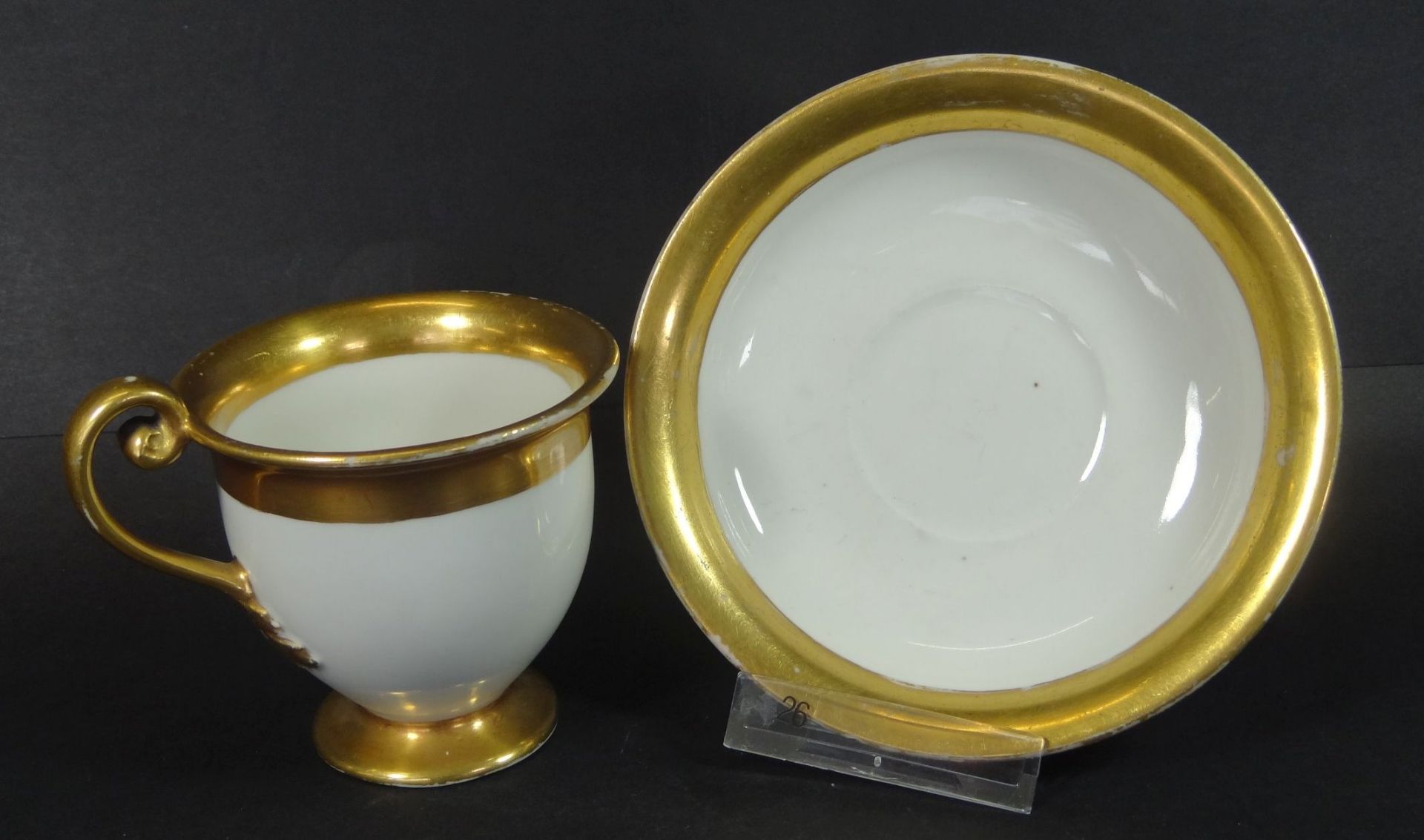 Tasse mit U.T., "Fürstenberg" um 1820, Goldstaffage, Tassenstand Unterseite Abplatze - Bild 2 aus 4