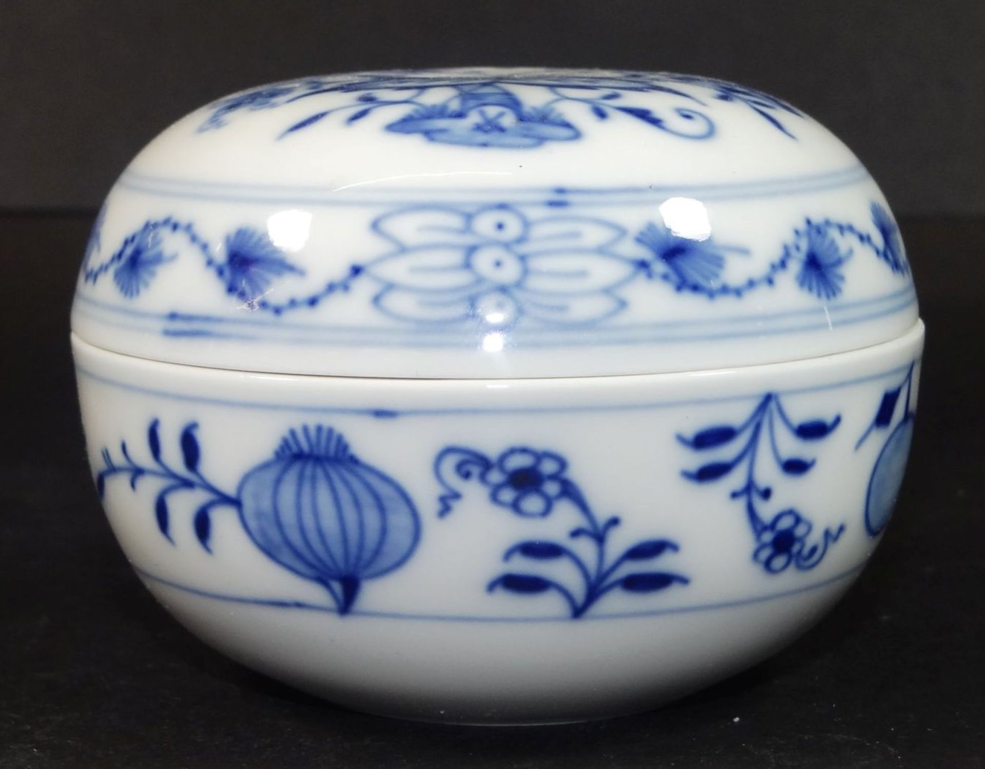 kl. Deckeldose " Meissen" Zwiebelmuster , 1.Wahl, H-6 cm, D-9 cm - Bild 2 aus 4