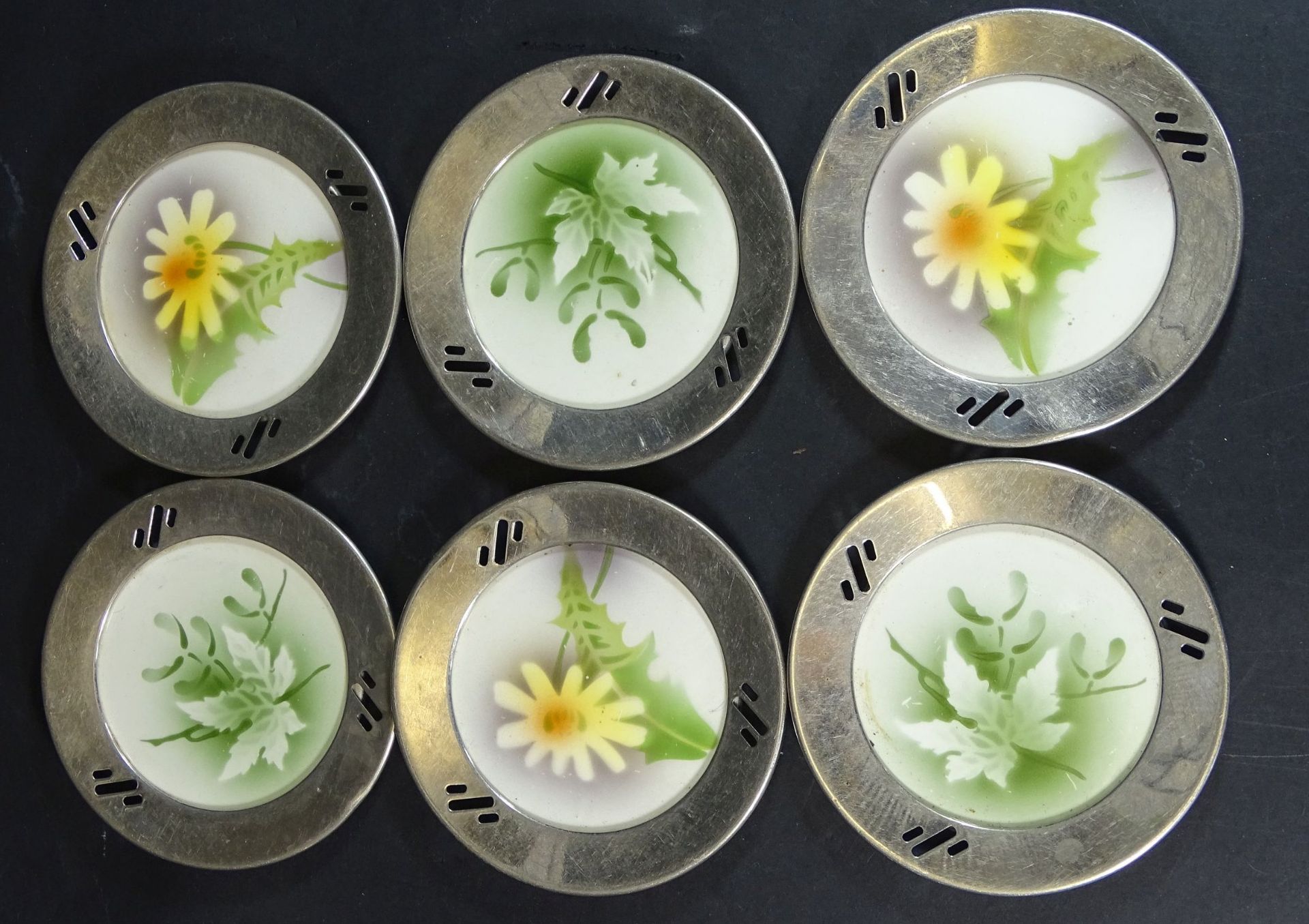 6 Untersetzer mit Blumendekor, vernickelter Rand, D-9 cm