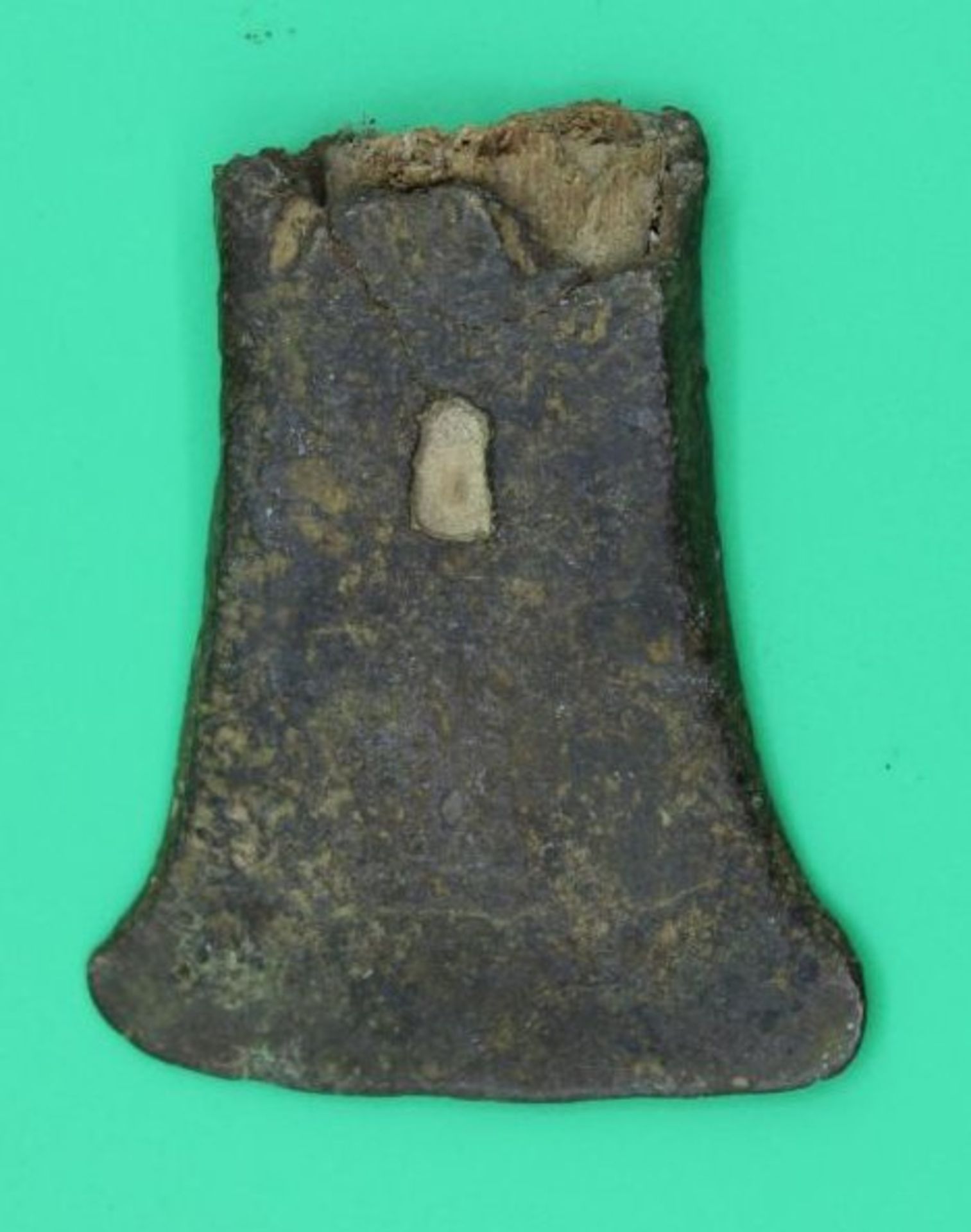 Ausgrabung, Teil einer Axt, Bronze, lt. Einlieferer Han Dynastie ca. 200 v.Chr., Fundort Juan Jiang, - Bild 2 aus 2