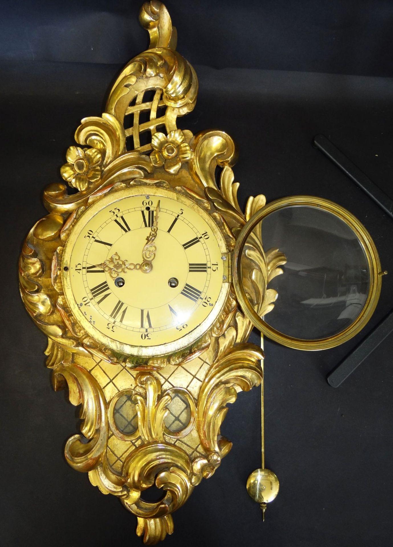 gr. Kartell-Uhr, Holz vergoldet, , H-62 cm, B-32 cm, guter Zustand, leider falsches , zu langes - Bild 3 aus 10