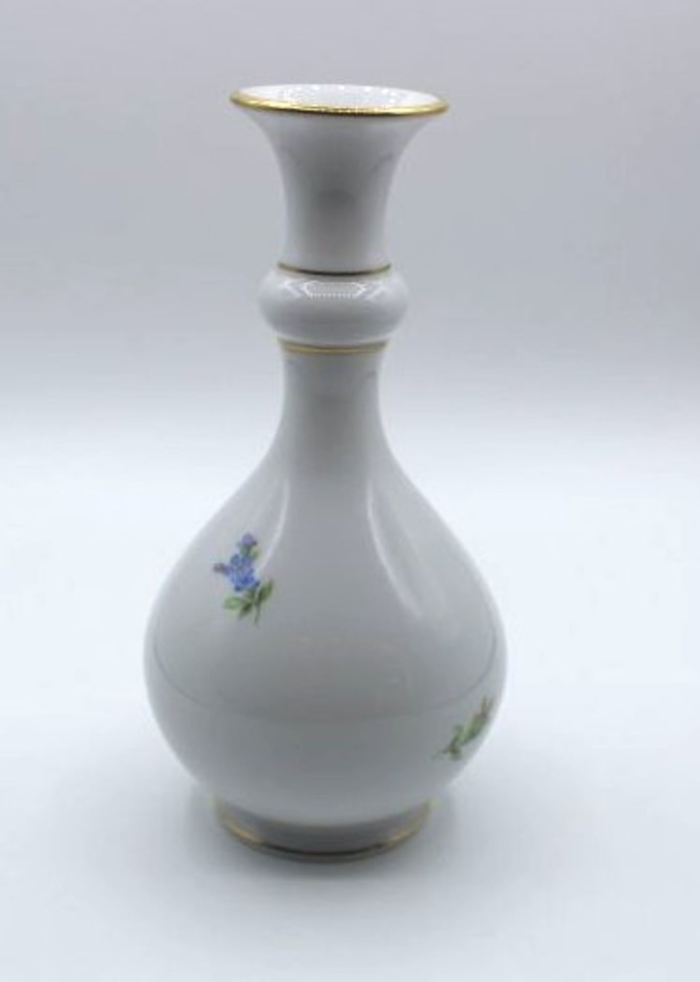 Vase, Meissen, Schwertermarke 1. Wahl, Rosenbemalung, H-19cm. - Bild 2 aus 3