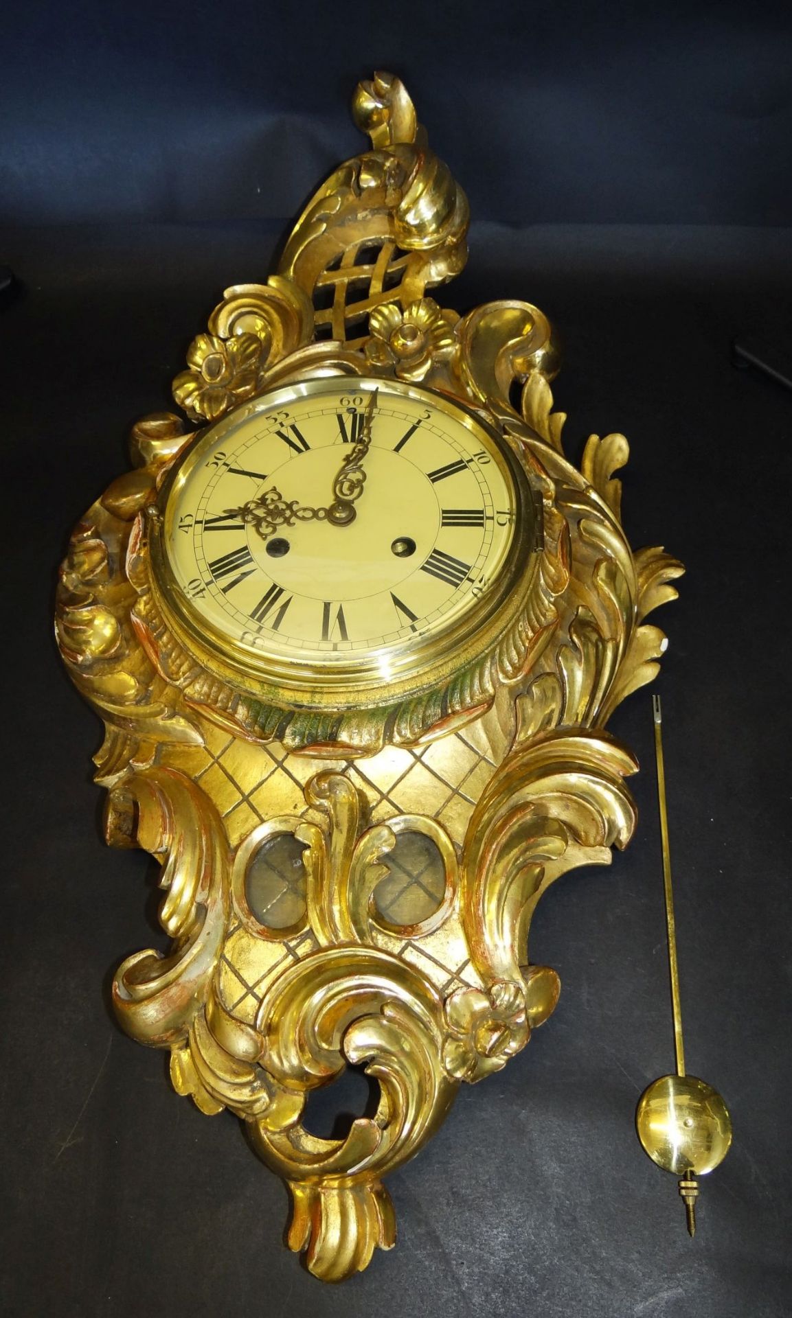 gr. Kartell-Uhr, Holz vergoldet, , H-62 cm, B-32 cm, guter Zustand, leider falsches , zu langes