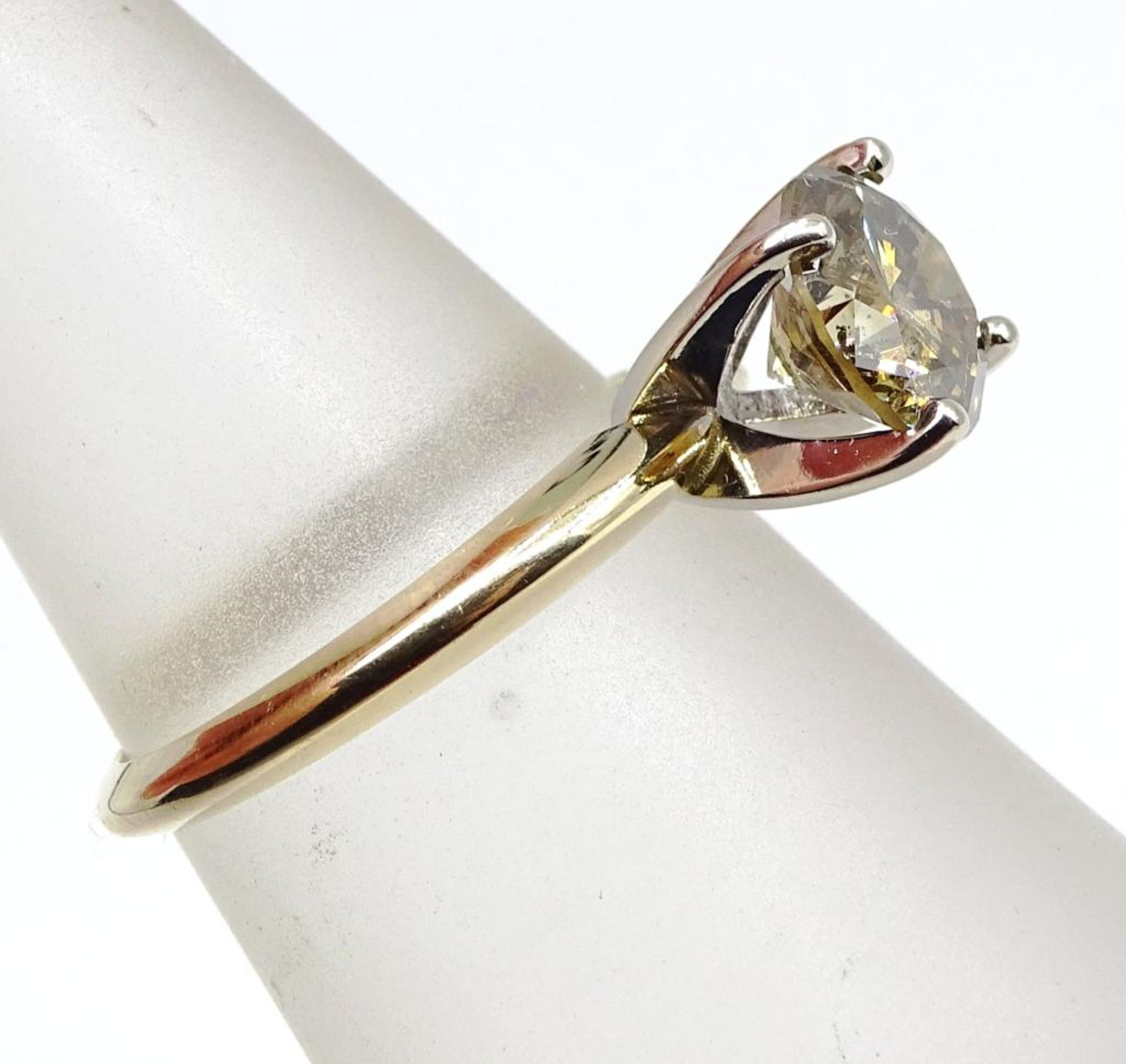Brillant-Solitär-Ring, 585er GG ,Champagnerfarbiger Brillant ca. 1,5ct., seitl.ein Abplatzer,sowie - Bild 5 aus 9