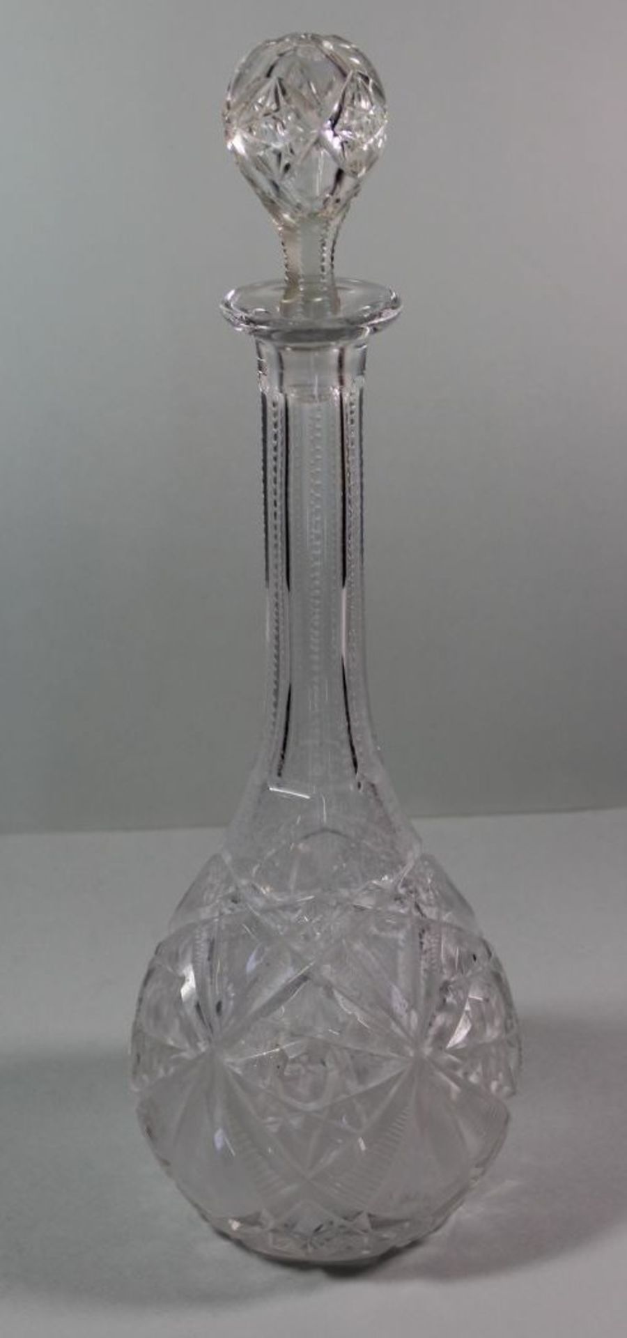 hohe Kristallkaraffe, beschliffen, Kalkablagerungen, H-40cm.
