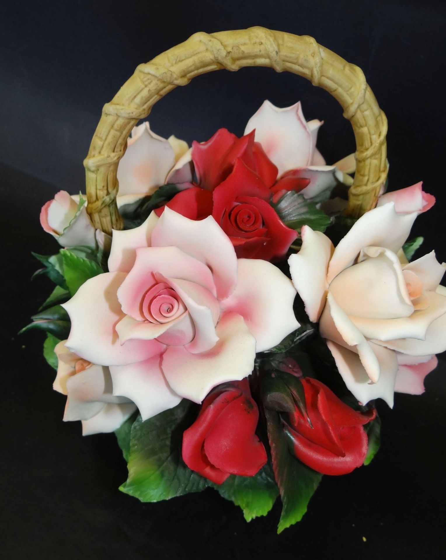 grosser Rosenkorb von Franklin Mint, 1992, als Tischdekoration,rote Rosen, H-24 cm, B-18cm, einige - Bild 5 aus 6