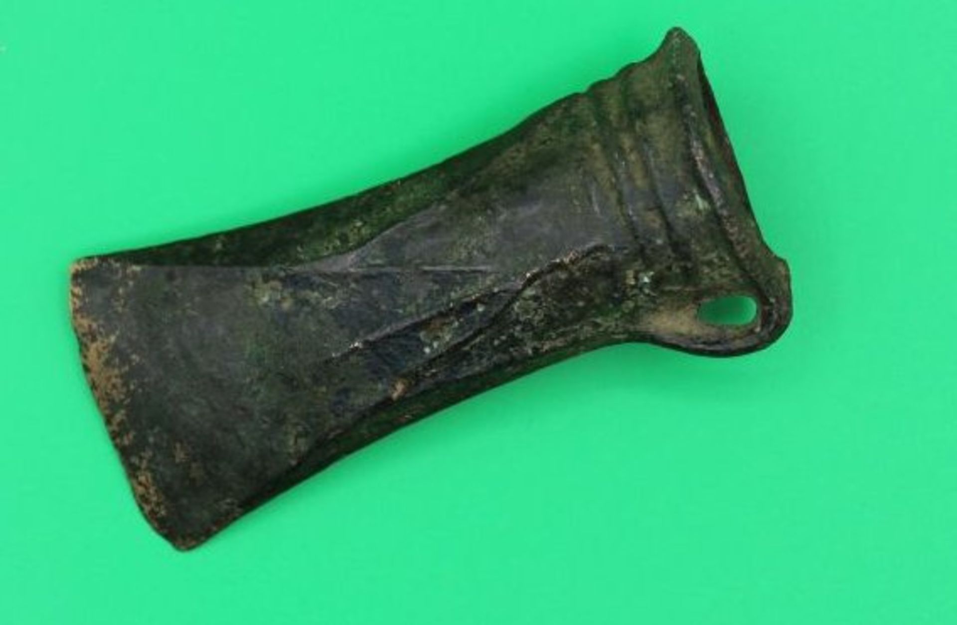 Ausgrabung, Teil einer Axt, Bronze, keltisch, lt. Einlieferer ca. 700-400 v. Chr., L-10,5cm.