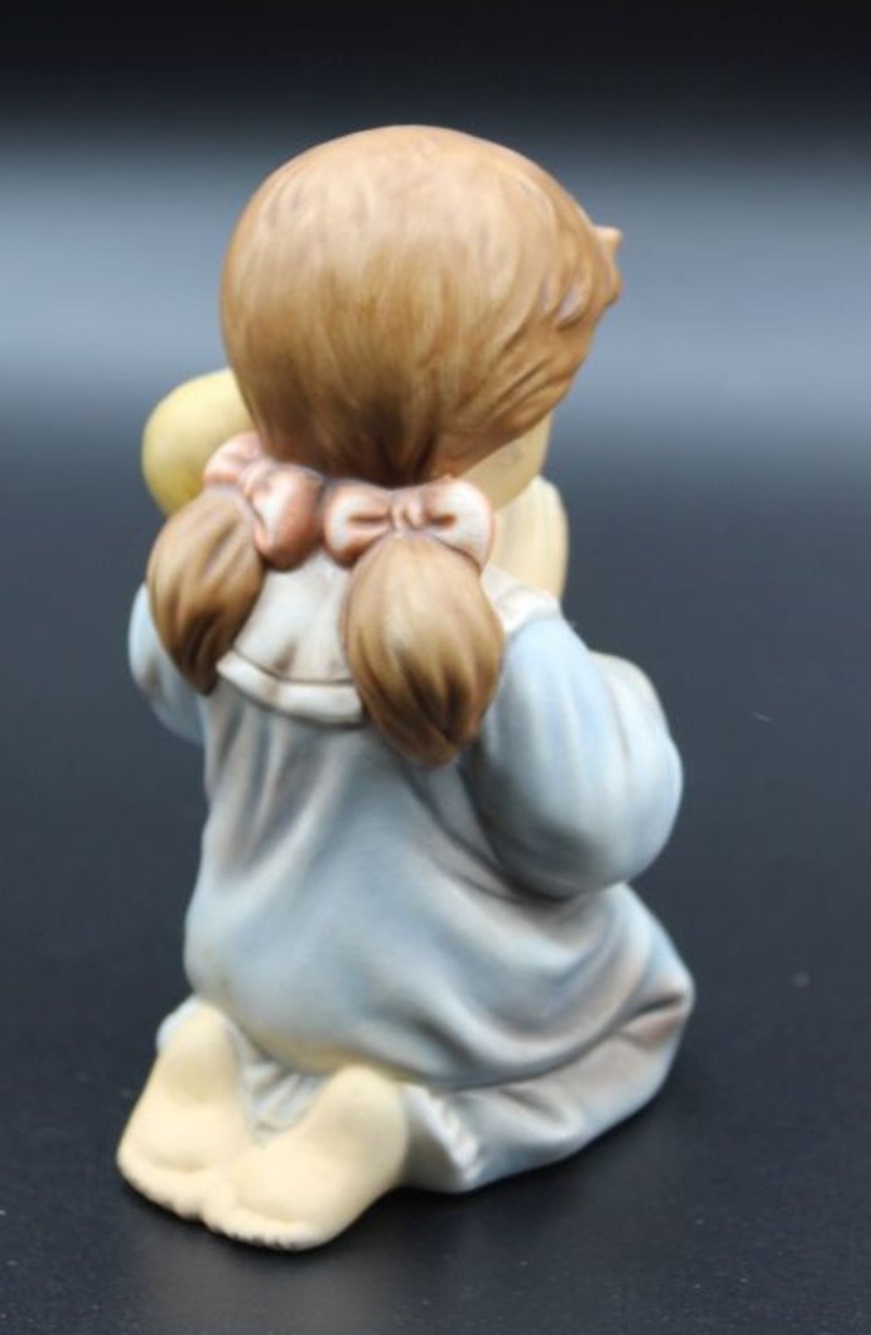 Goebel-Figur, betendes Mädchen, H-10cm. - Bild 2 aus 2