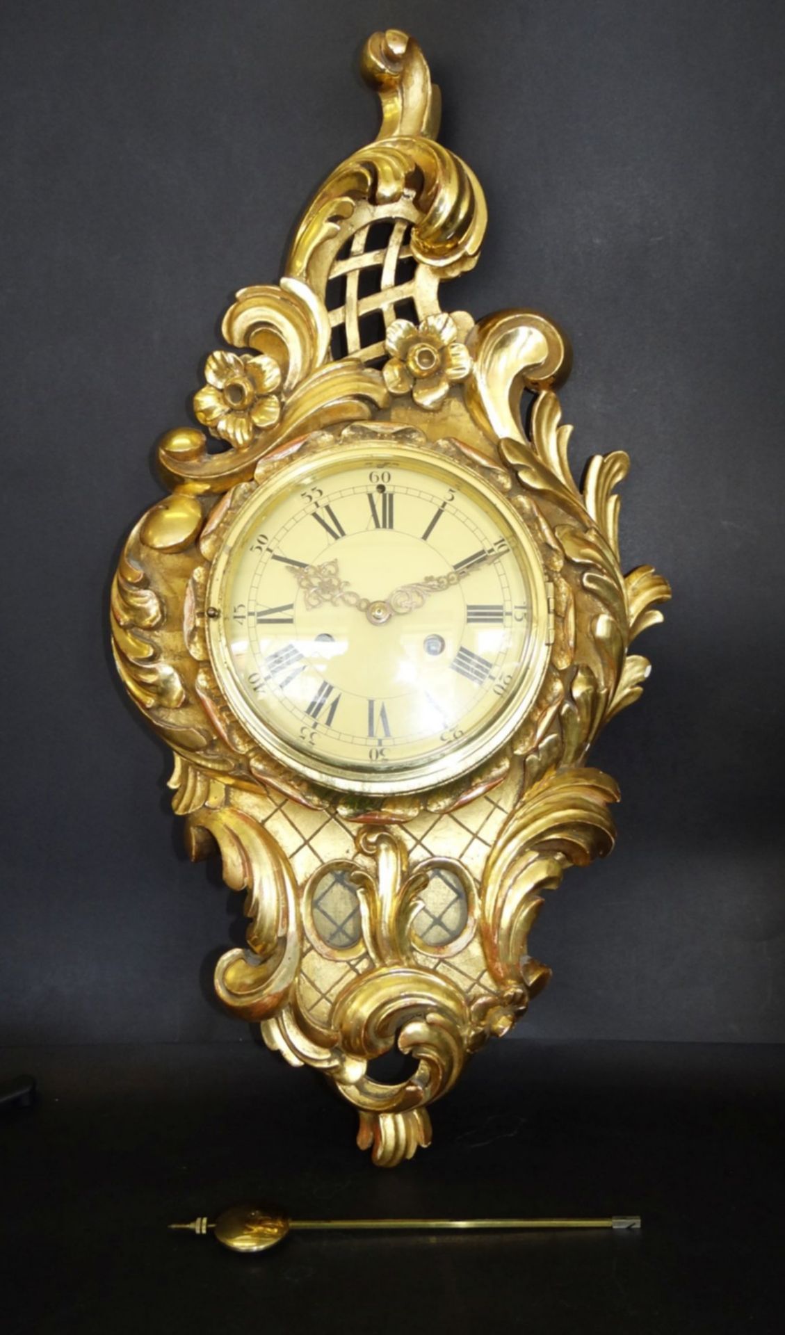 gr. Kartell-Uhr, Holz vergoldet, , H-62 cm, B-32 cm, guter Zustand, leider falsches , zu langes - Bild 6 aus 10