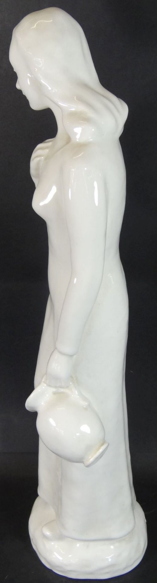 hohe Porzellanfigur "Mädchen mit Krug" weiss, H-49 cm, Monogram - Bild 3 aus 7