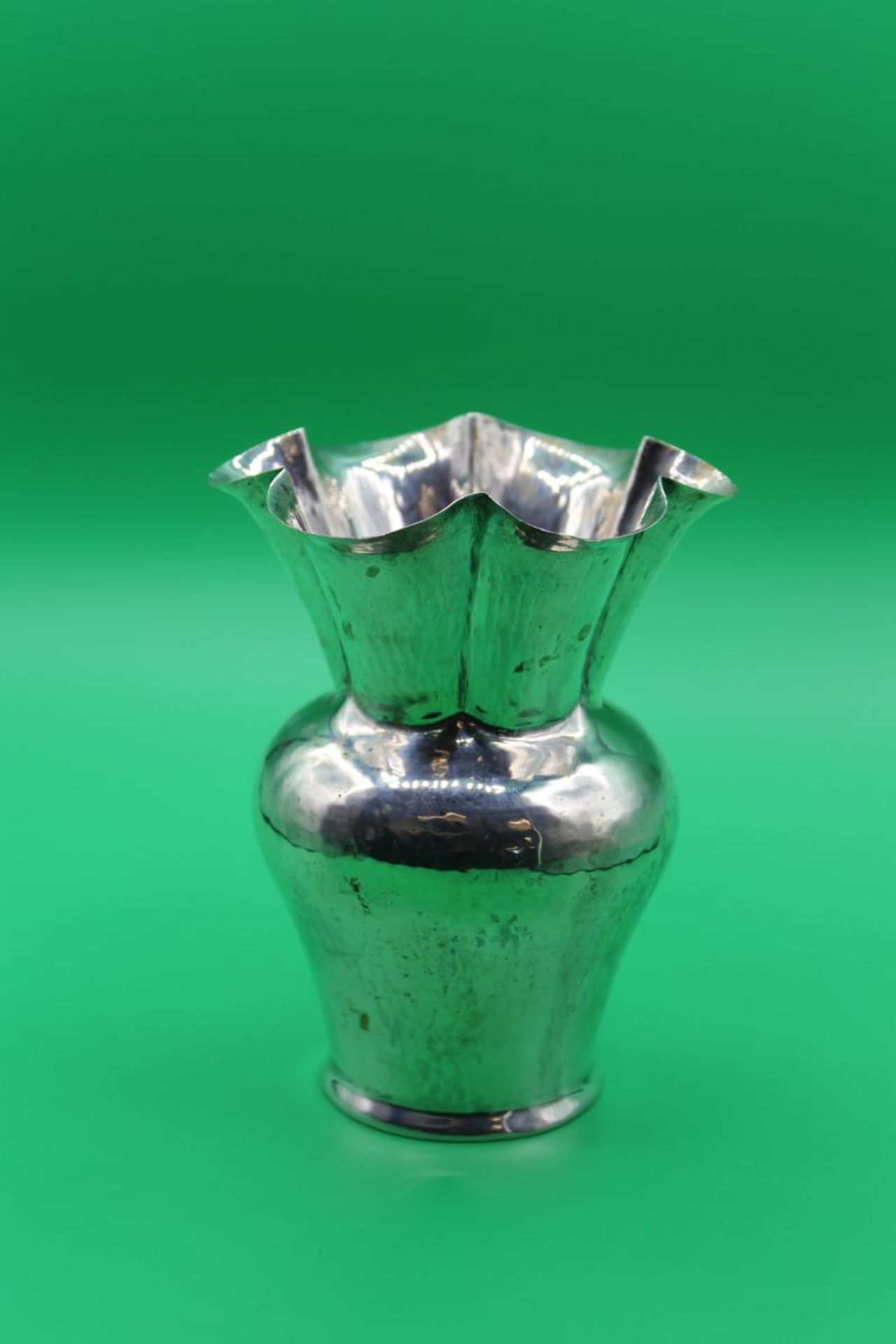 800er Silber Vase, gemarkt "800 Battudo a mano 29 P.", Hammerschlagdekor, 200gr., leider eine Beule,