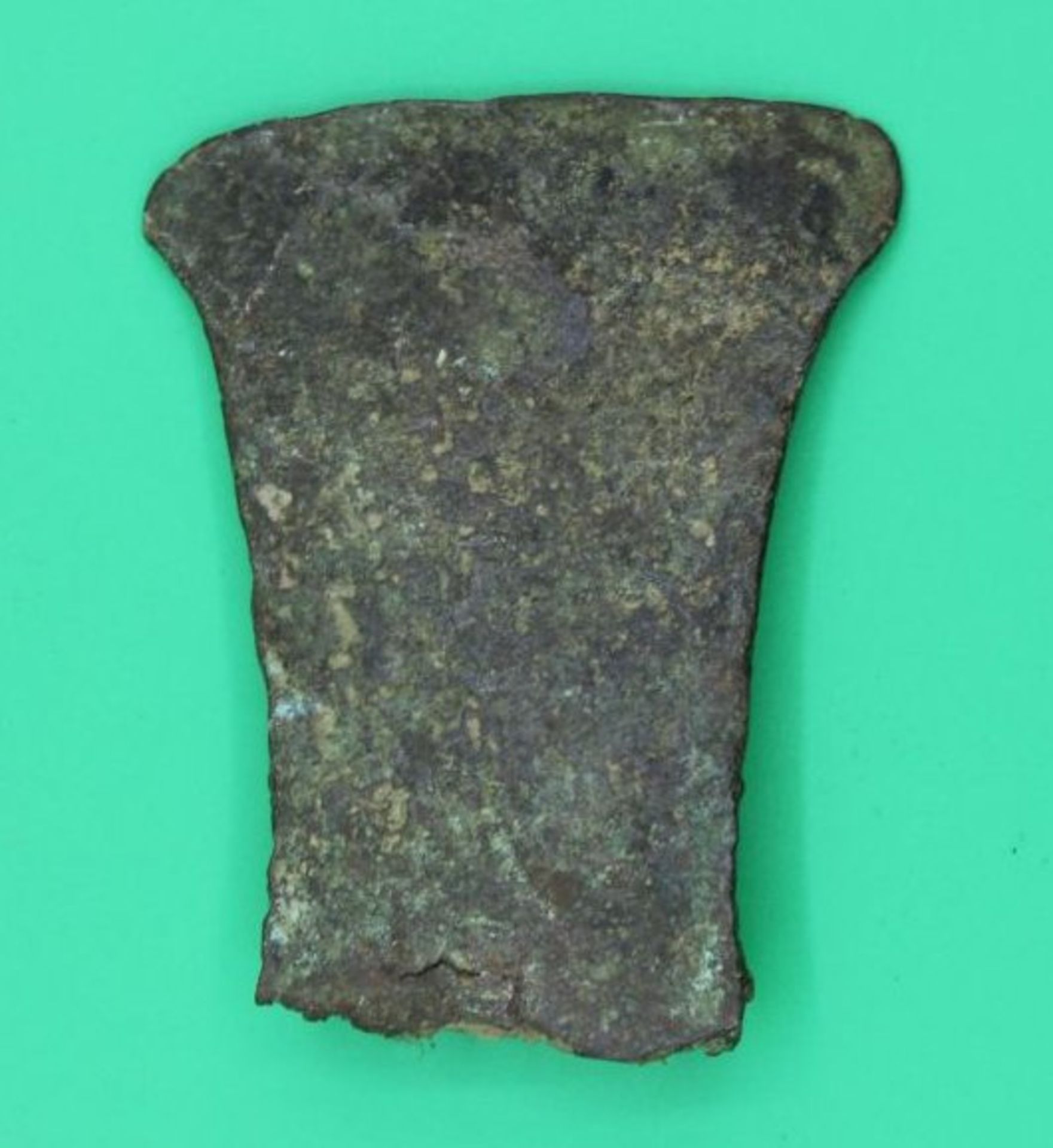 Ausgrabung, Teil einer Axt, Bronze, lt. Einlieferer Han Dynastie ca. 200 v.Chr., Fundort Juan Jiang,