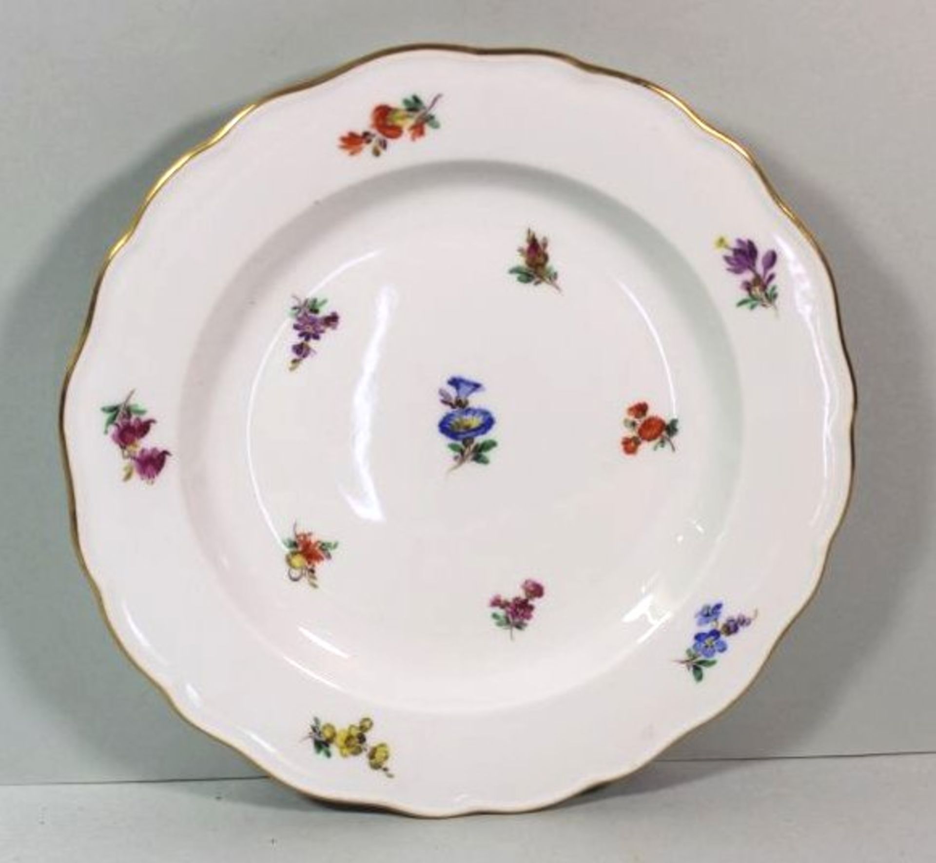 Teller, Meissen Schwertermarke, 1. Wahl, Pfeifferzeit, Streublumen, D-19,5cm.