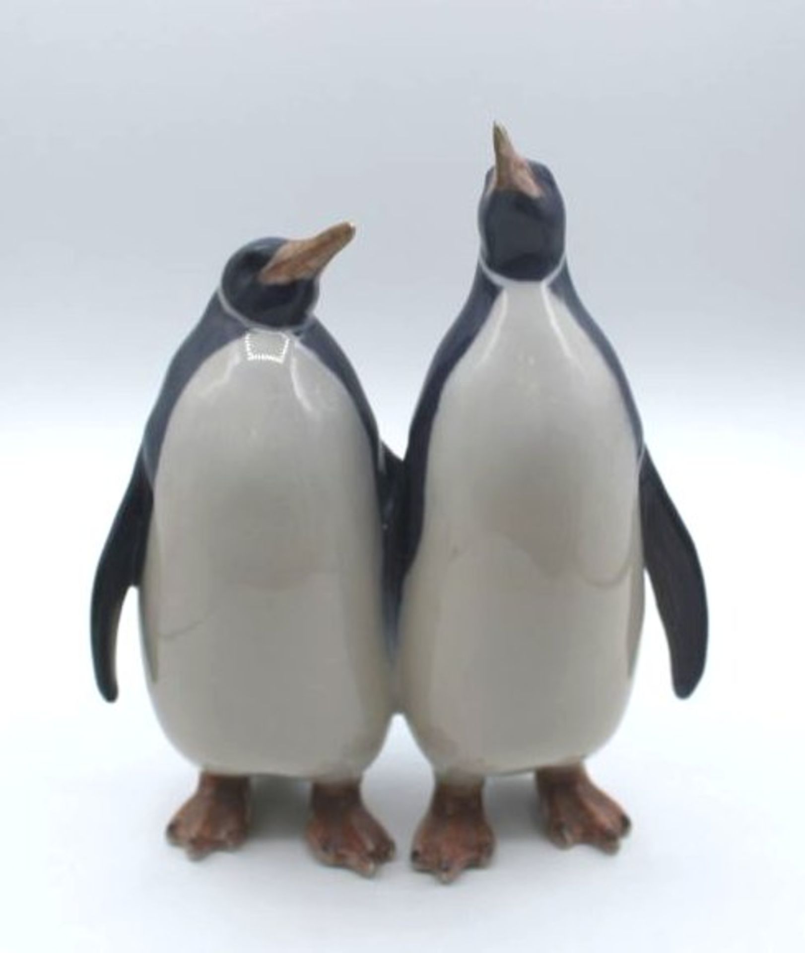 Pinguin-Paar, Royal Copenhagen, Mod.Nr. 2918, polychr. Bemalung in Unterglasurfarben, H-18cm.