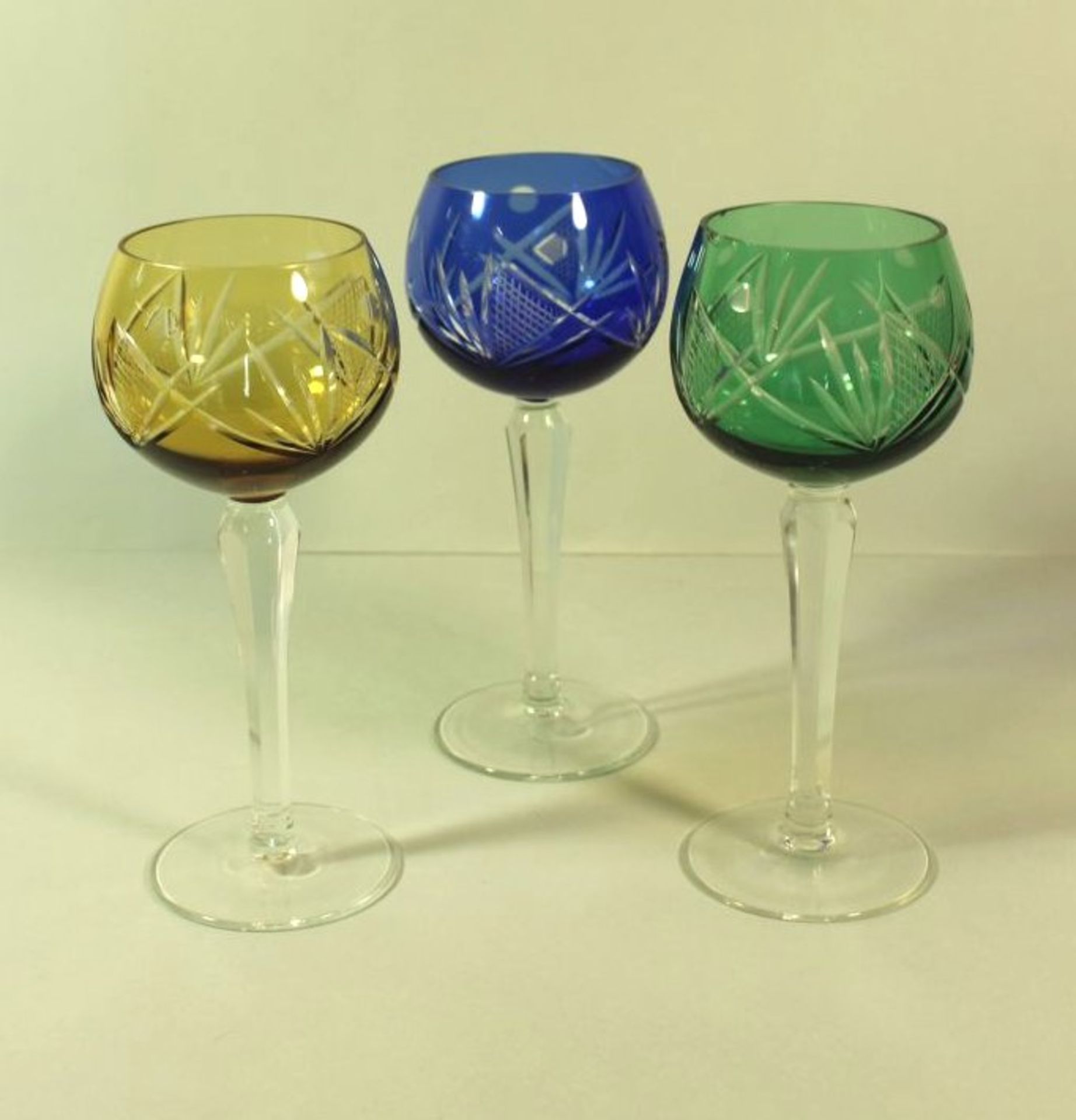 3x Buntglas-Weingläser, beschliffen, H-19cm, 1x Chip.