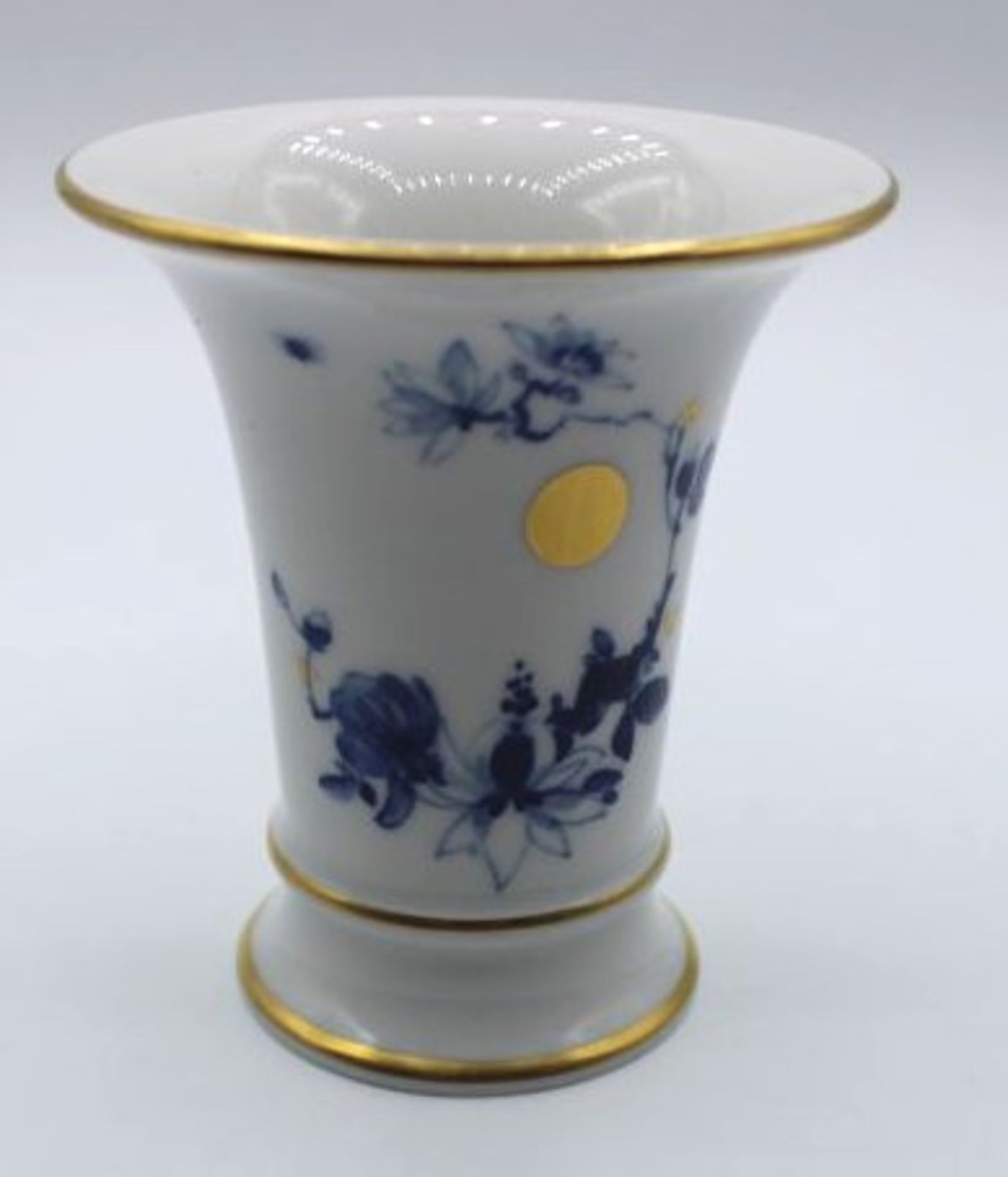 kl. Kratervase, Meissen Schwertermarke, 1. Wahl, Aquatinta, H-9,5cm.