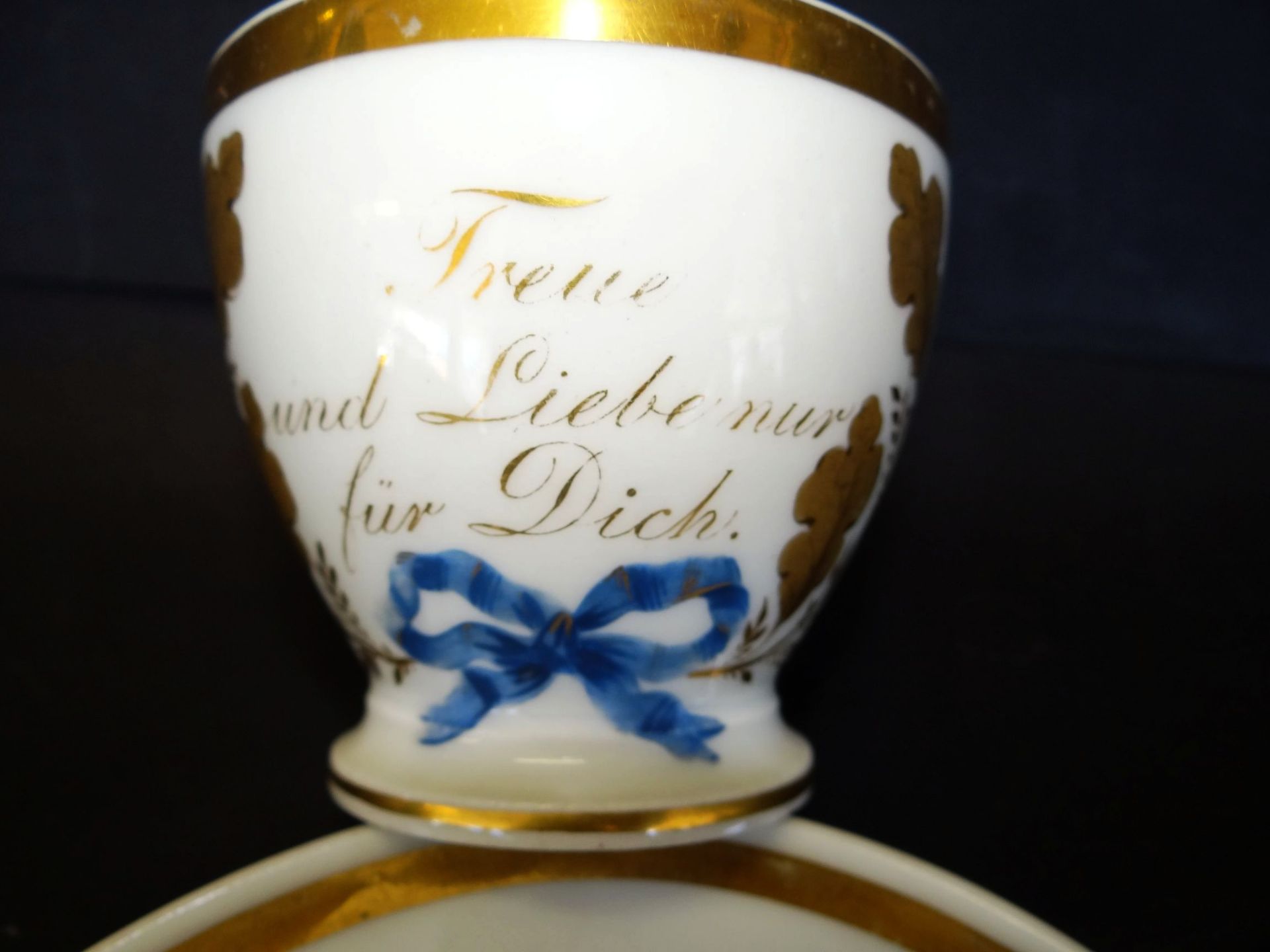 Biedermeier Tasse mit U.T., Goldstaffage, Spruch "Liebe und Treue nur für dich", Alters-u. - Bild 4 aus 5