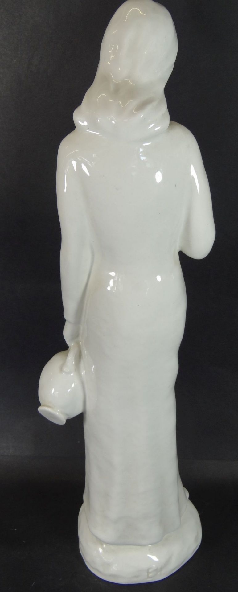 hohe Porzellanfigur "Mädchen mit Krug" weiss, H-49 cm, Monogram - Bild 4 aus 7